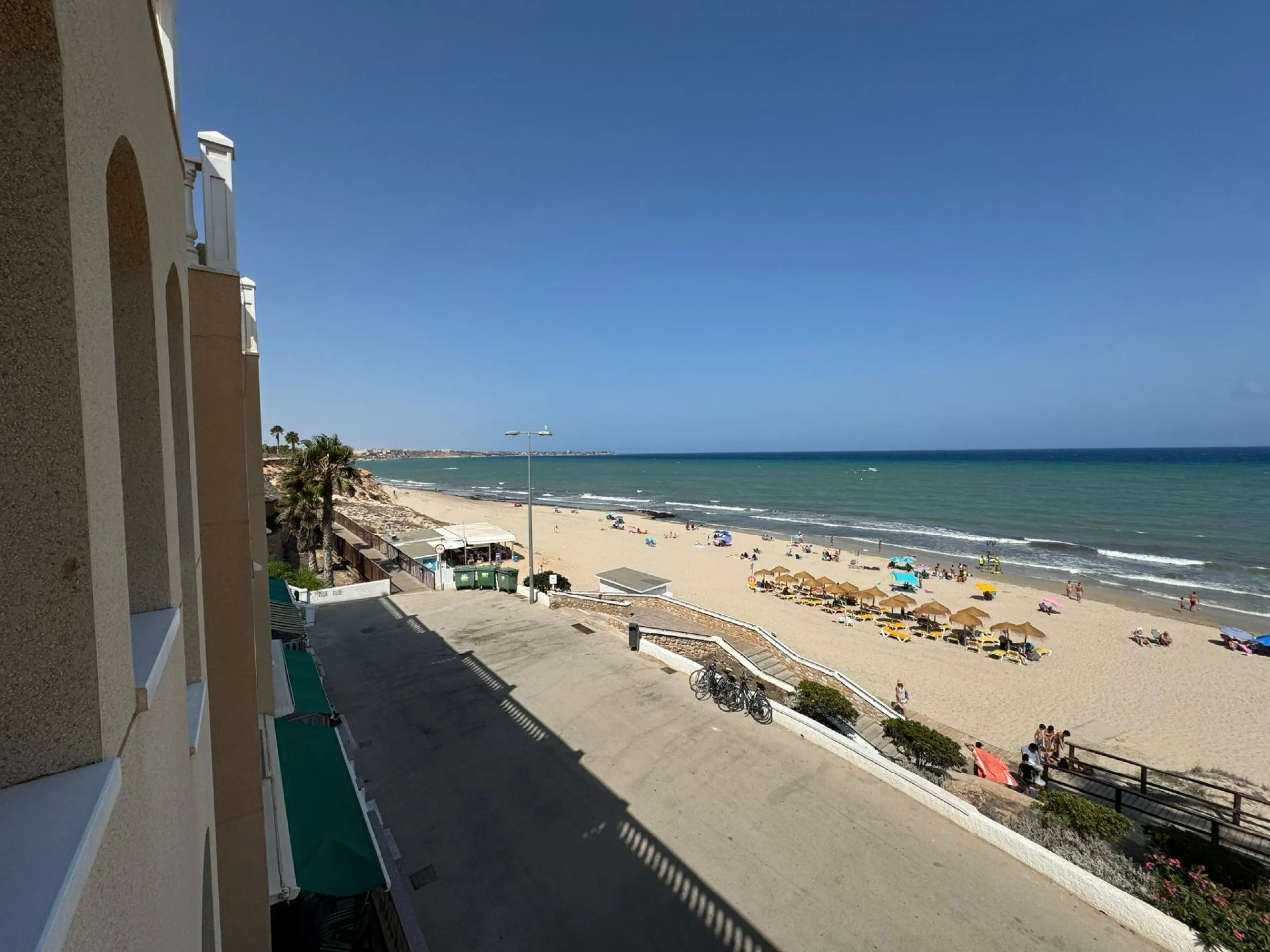 Ático en primera Linea! Reformado en La Torre de la Horadada: ¡Tu Refugio Ideal a Metros del Mar!