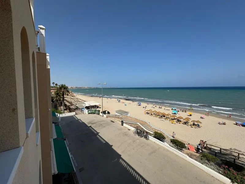 Ático en primera Linea! Reformado en La Torre de la Horadada: ¡Tu Refugio Ideal a Metros del Mar!