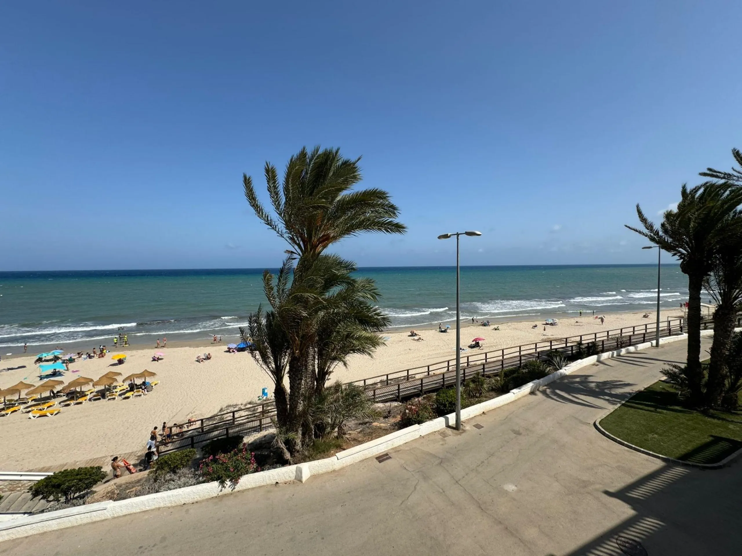Ático en primera Linea! Reformado en La Torre de la Horadada: ¡Tu Refugio Ideal a Metros del Mar!