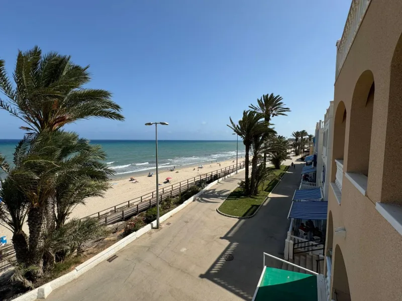 Ático en primera Linea! Reformado en La Torre de la Horadada: ¡Tu Refugio Ideal a Metros del Mar!