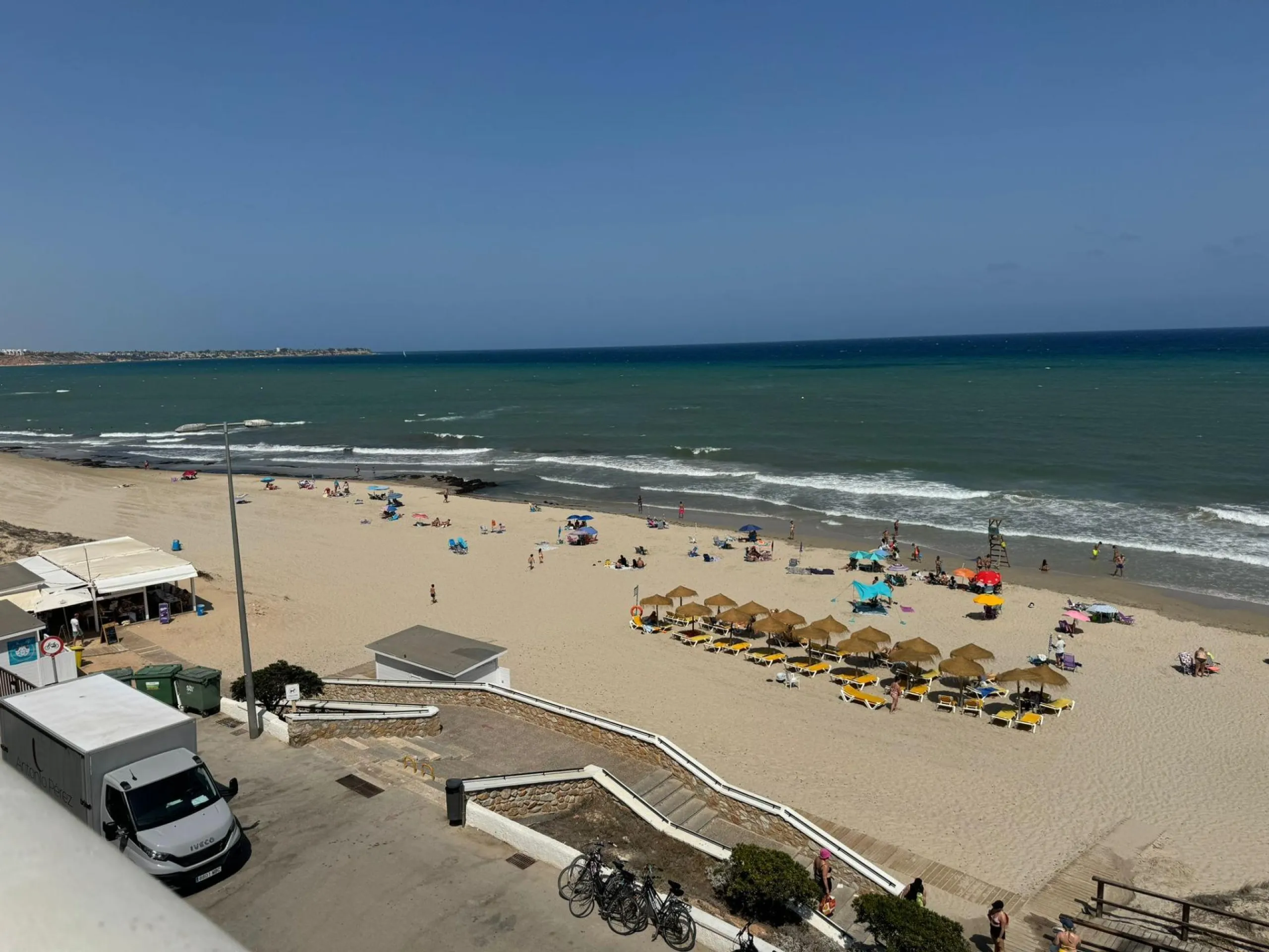 Ático en primera Linea! Reformado en La Torre de la Horadada: ¡Tu Refugio Ideal a Metros del Mar!