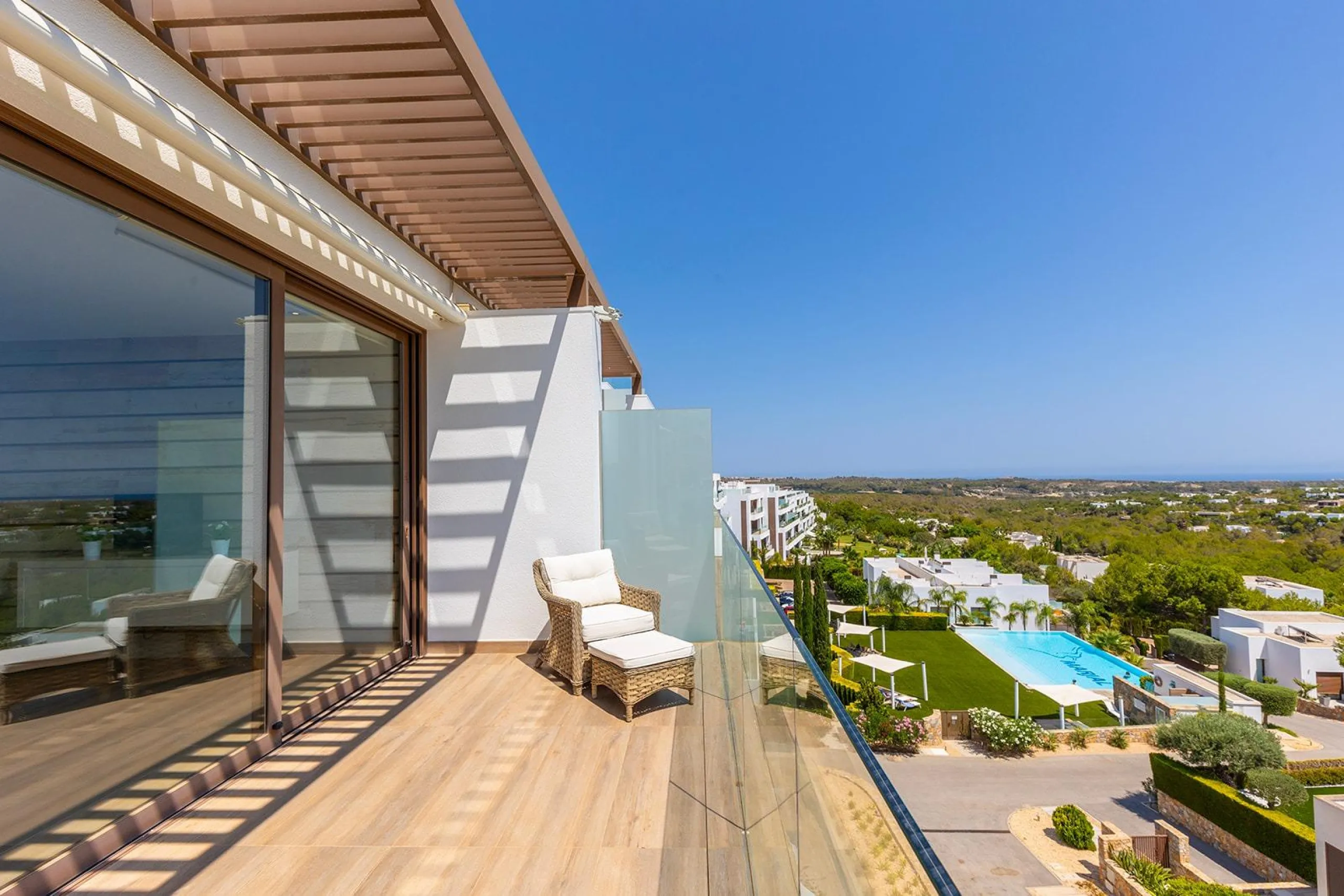 LAS COLINAS. ATICO CON SOLARIUM ENORME PRIVADO. 2 DORM. 2BAÑOS. GARAJE+TRASTERO.