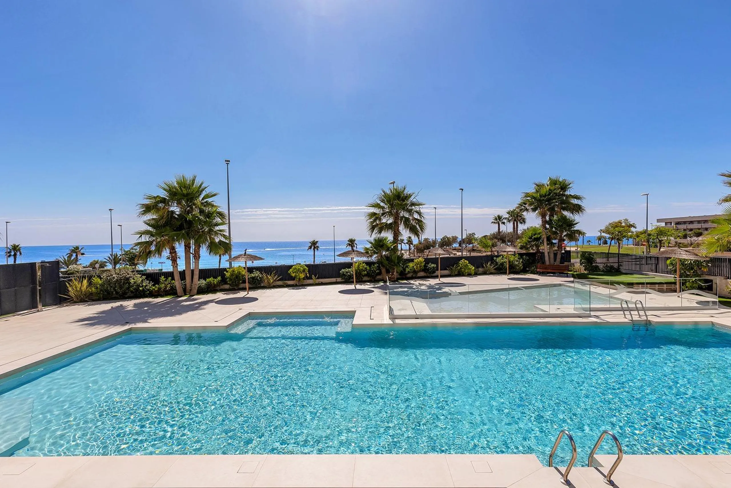 APARTAMENTO CON VISTAS AL MAR EN MIL PALMERAS. 2 DORM. 2 BAÑOS. GARAJE+TRASTERO. TERRAZA 20 M2.