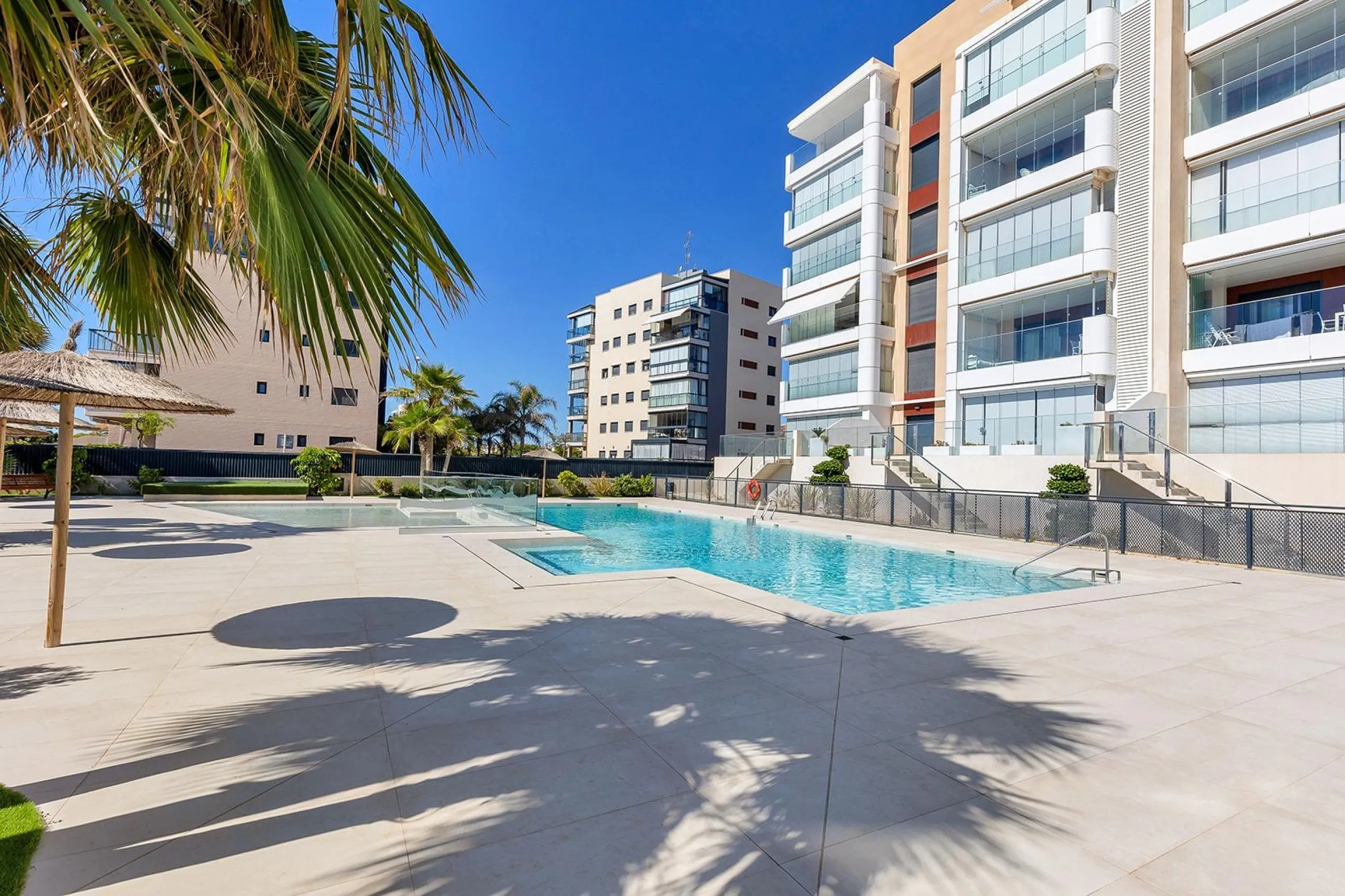 APARTAMENTO CON VISTAS AL MAR EN MIL PALMERAS. 2 DORM. 2 BAÑOS. GARAJE+TRASTERO. TERRAZA 20 M2.