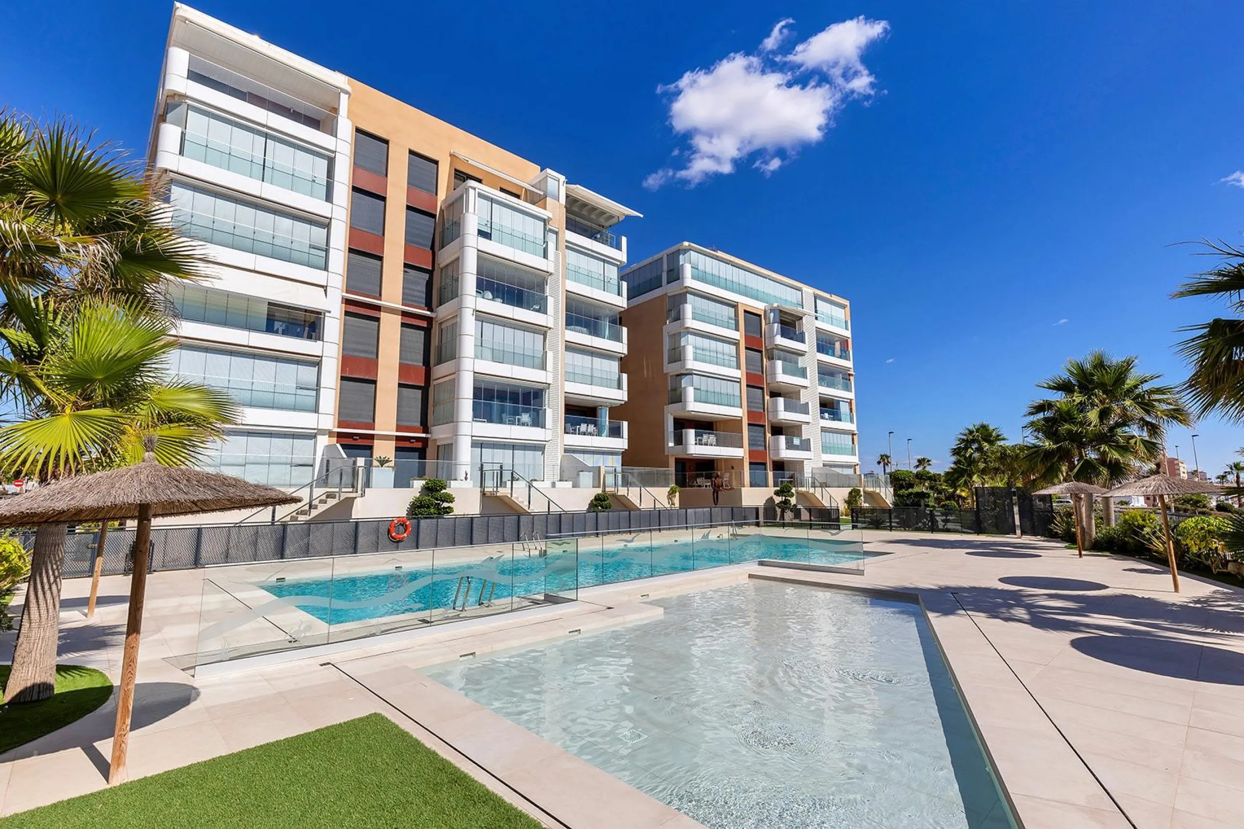 APARTAMENTO CON VISTAS AL MAR EN MIL PALMERAS. 2 DORM. 2 BAÑOS. GARAJE+TRASTERO. TERRAZA 20 M2.