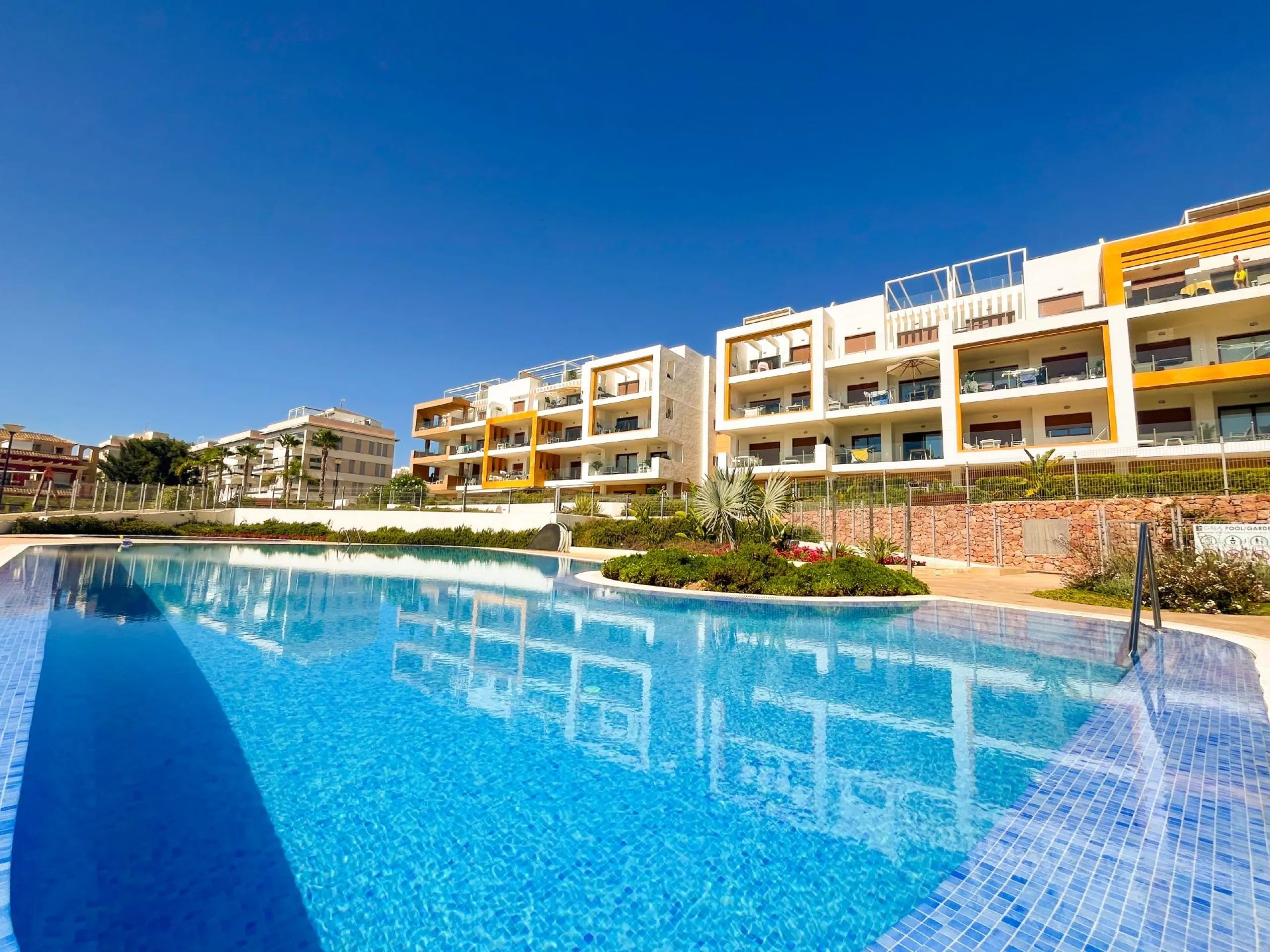 ESPECTACULAR APARTAMENTO CON LICENCIA TURISTICA. 3 DORM. 2 BAÑOS. GARAJE. PISCINA.
