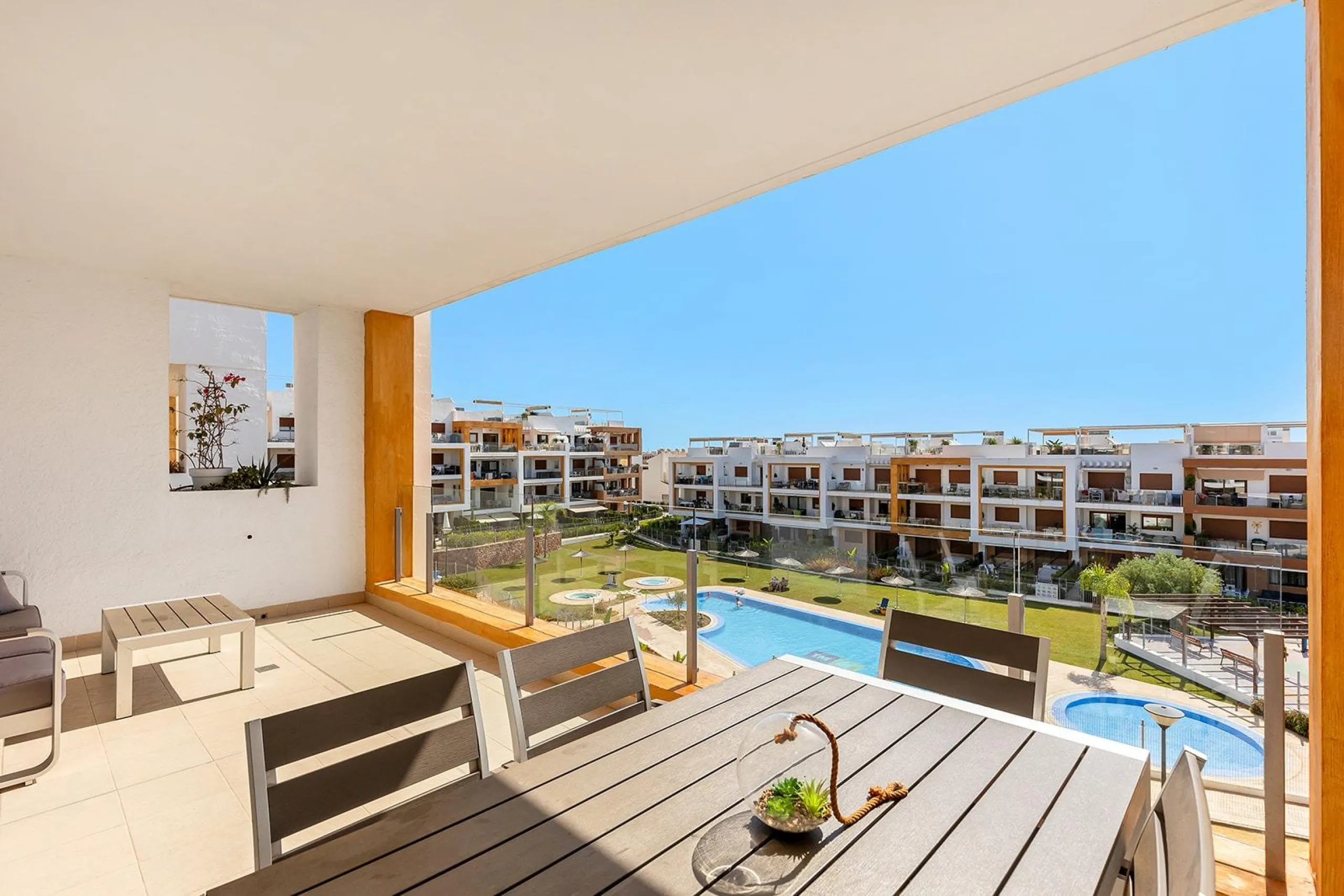 ESPECTACULAR APARTAMENTO CON LICENCIA TURISTICA. 3 DORM. 2 BAÑOS. GARAJE. PISCINA.