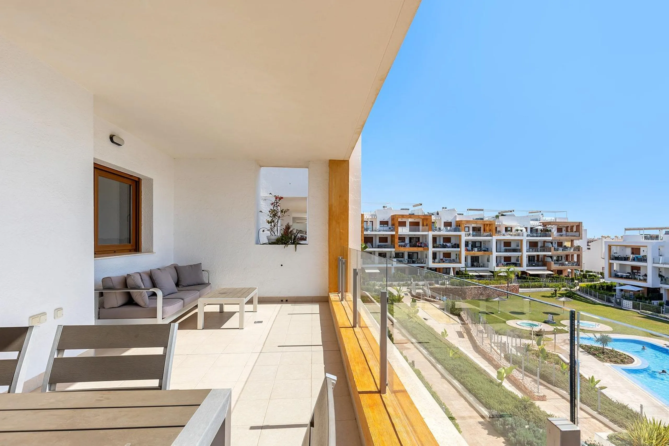 ESPECTACULAR APARTAMENTO CON LICENCIA TURISTICA. 3 DORM. 2 BAÑOS. GARAJE. PISCINA.