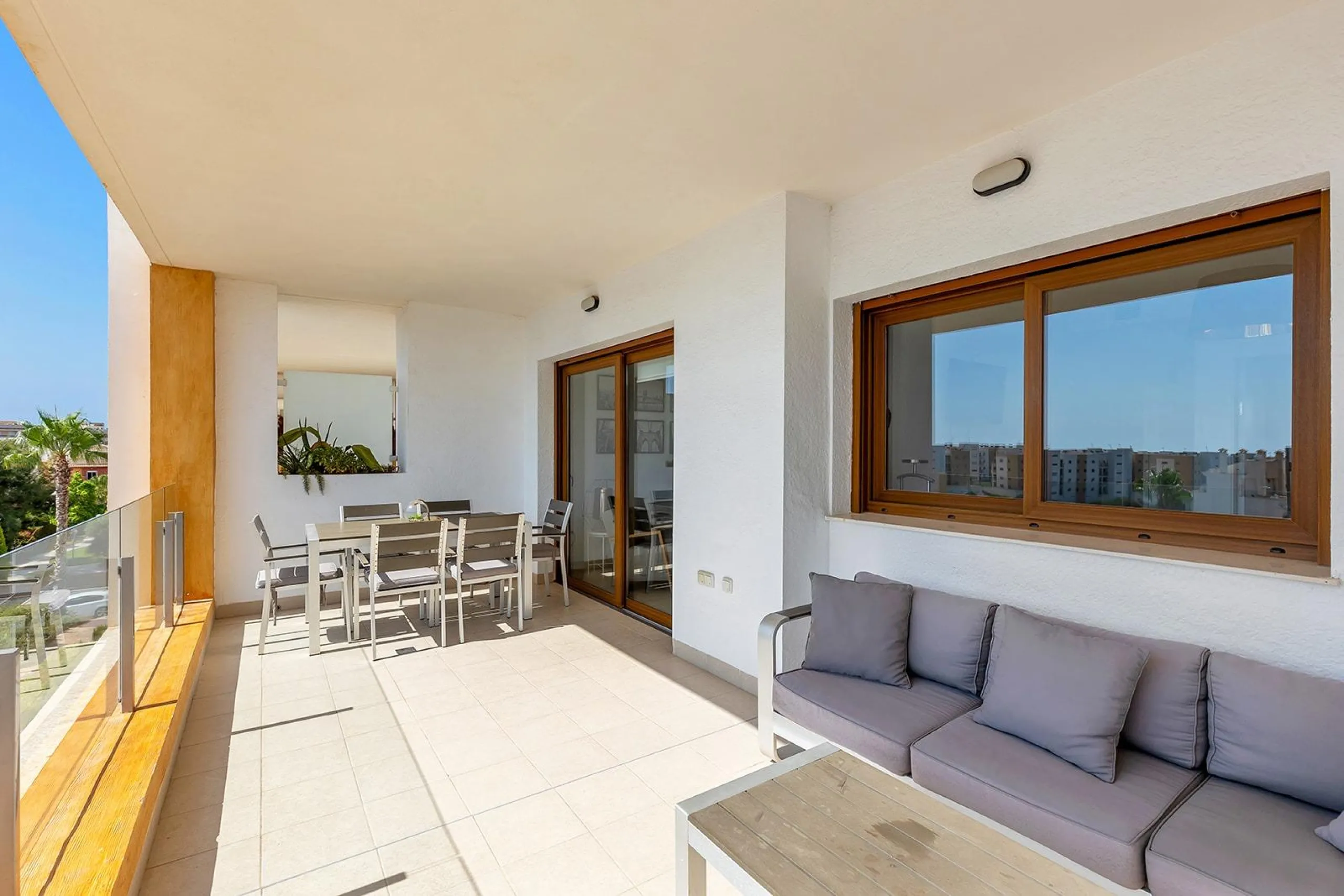 ESPECTACULAR APARTAMENTO CON LICENCIA TURISTICA. 3 DORM. 2 BAÑOS. GARAJE. PISCINA.