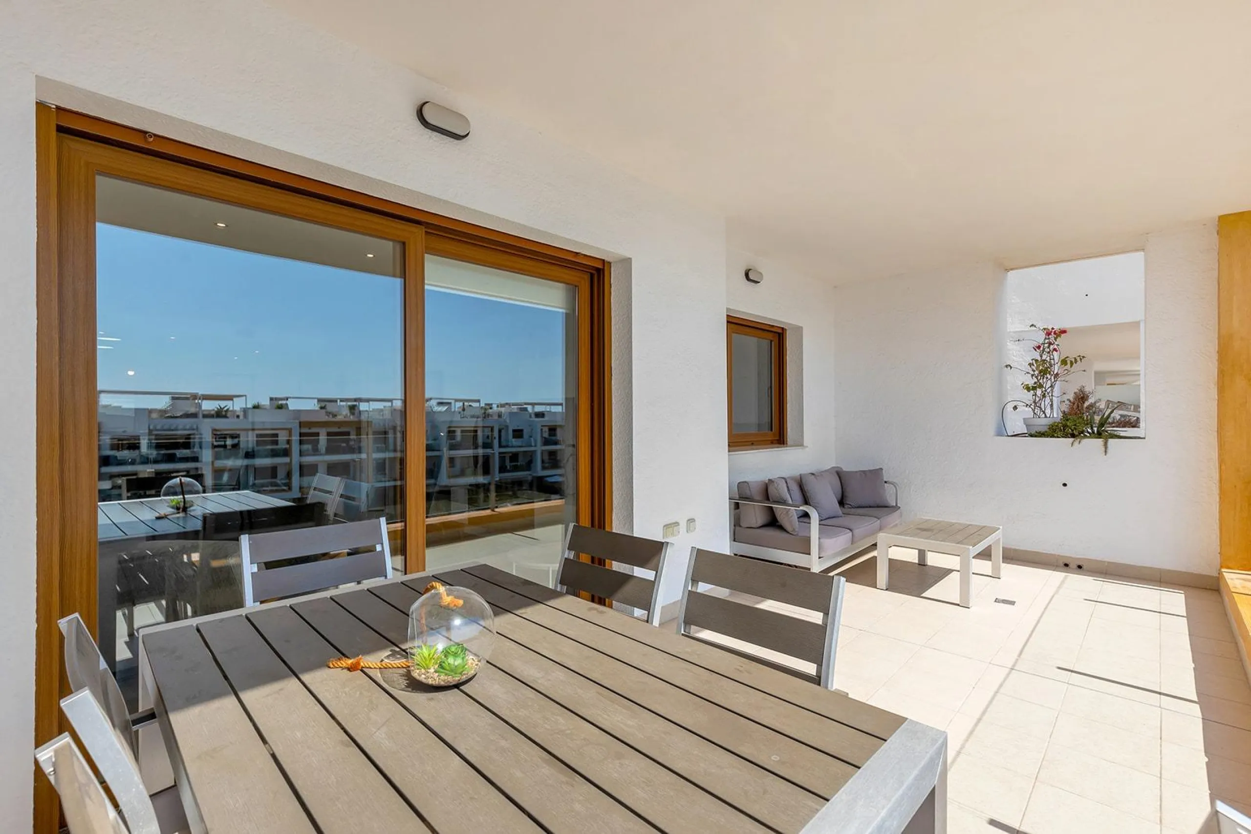 ESPECTACULAR APARTAMENTO CON LICENCIA TURISTICA. 3 DORM. 2 BAÑOS. GARAJE. PISCINA.