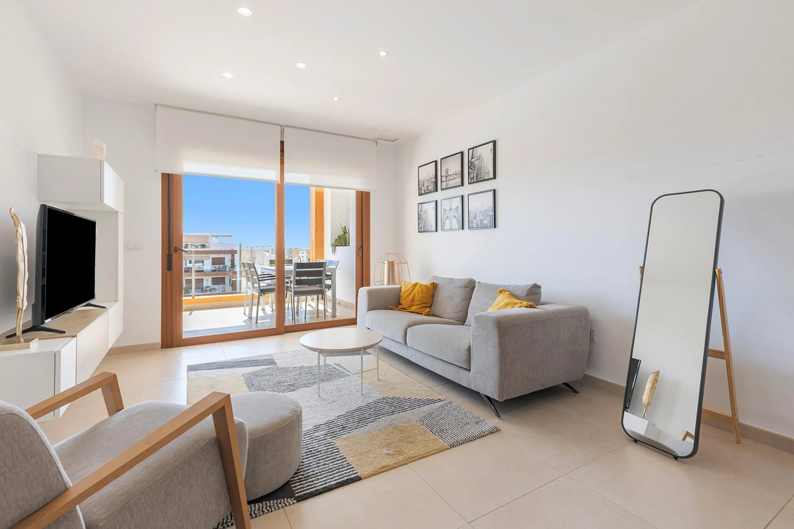 ESPECTACULAR APARTAMENTO CON LICENCIA TURISTICA. 3 DORM. 2 BAÑOS. GARAJE. PISCINA.