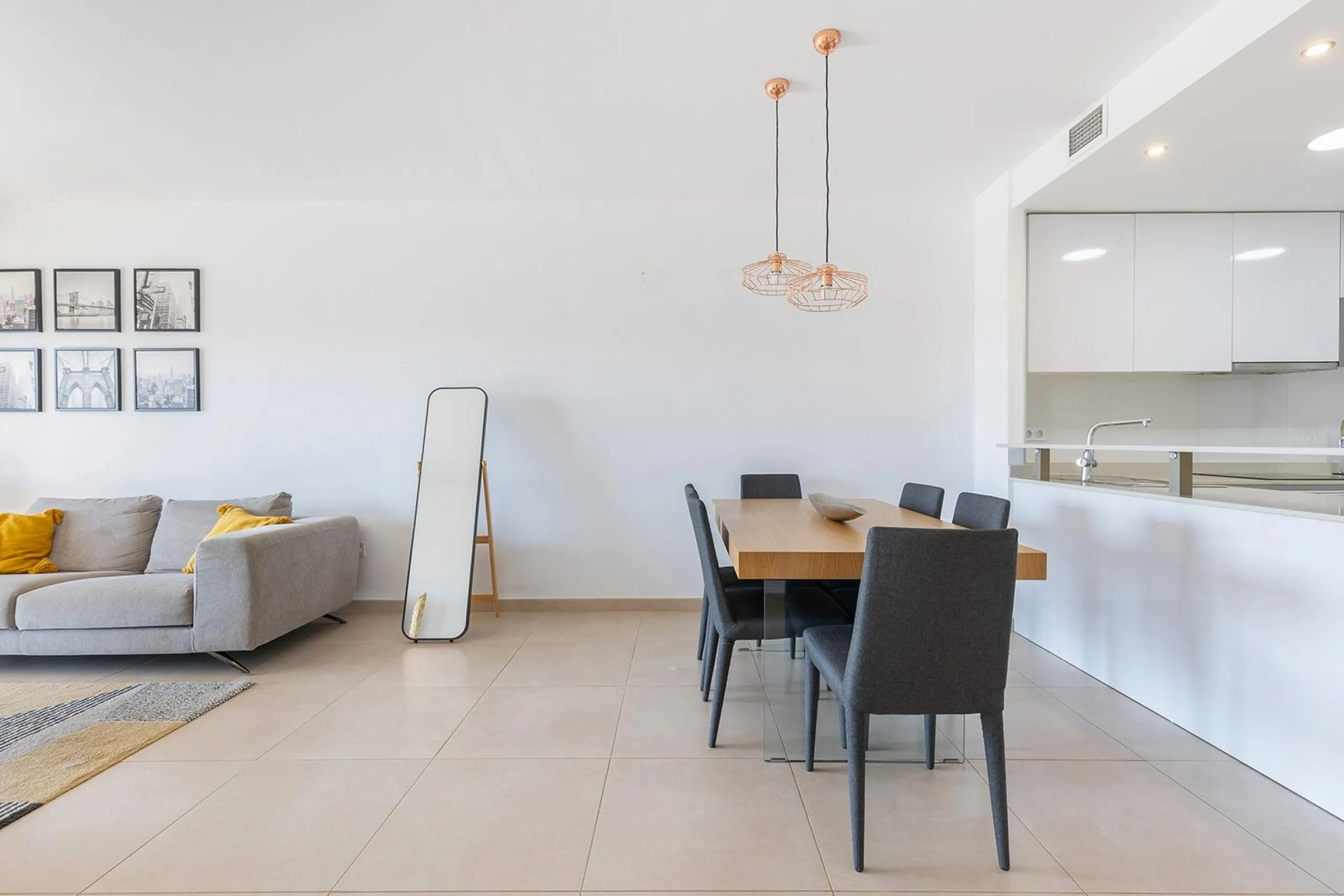 ESPECTACULAR APARTAMENTO CON LICENCIA TURISTICA. 3 DORM. 2 BAÑOS. GARAJE. PISCINA.