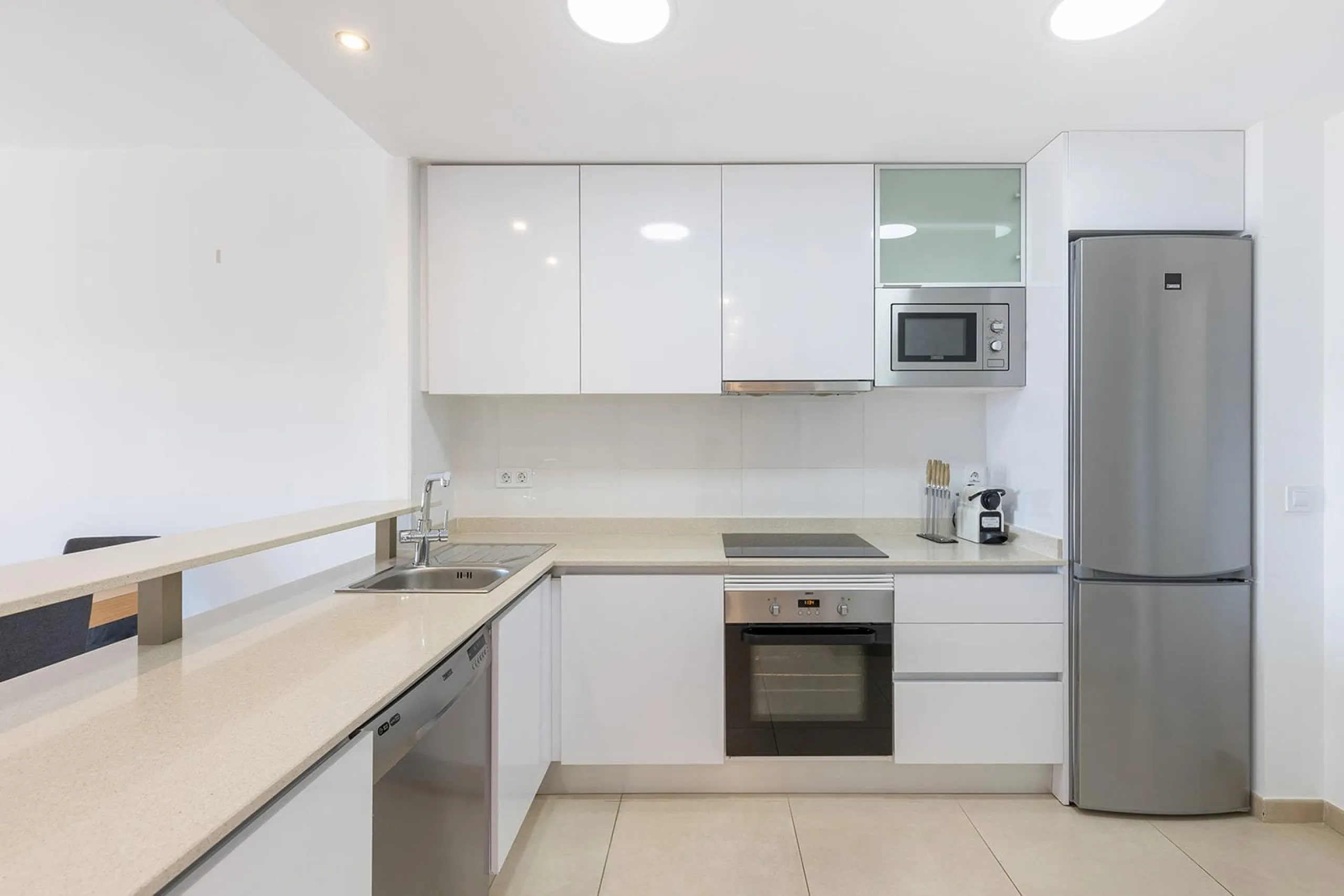 ESPECTACULAR APARTAMENTO CON LICENCIA TURISTICA. 3 DORM. 2 BAÑOS. GARAJE. PISCINA.