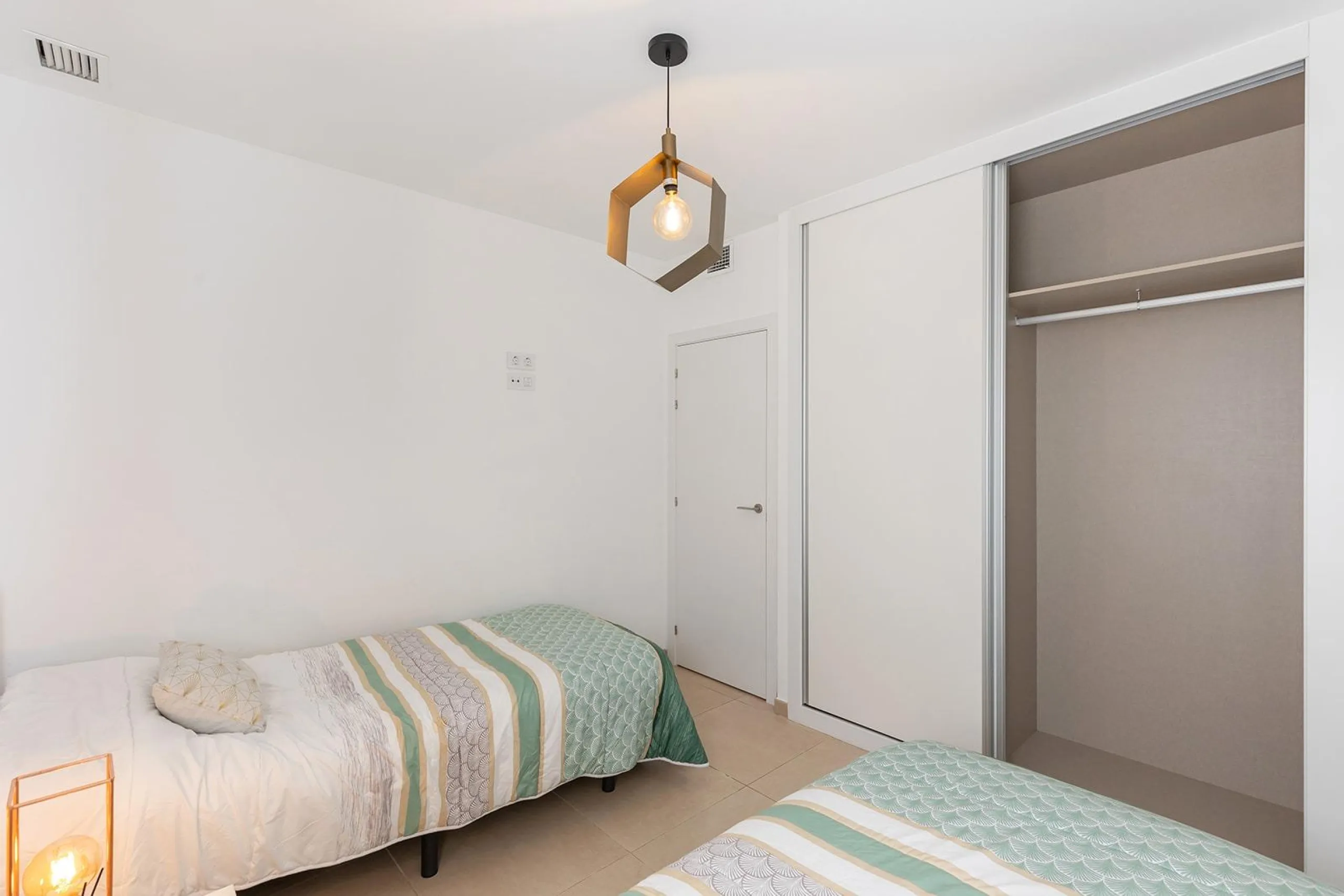 ESPECTACULAR APARTAMENTO CON LICENCIA TURISTICA. 3 DORM. 2 BAÑOS. GARAJE. PISCINA.