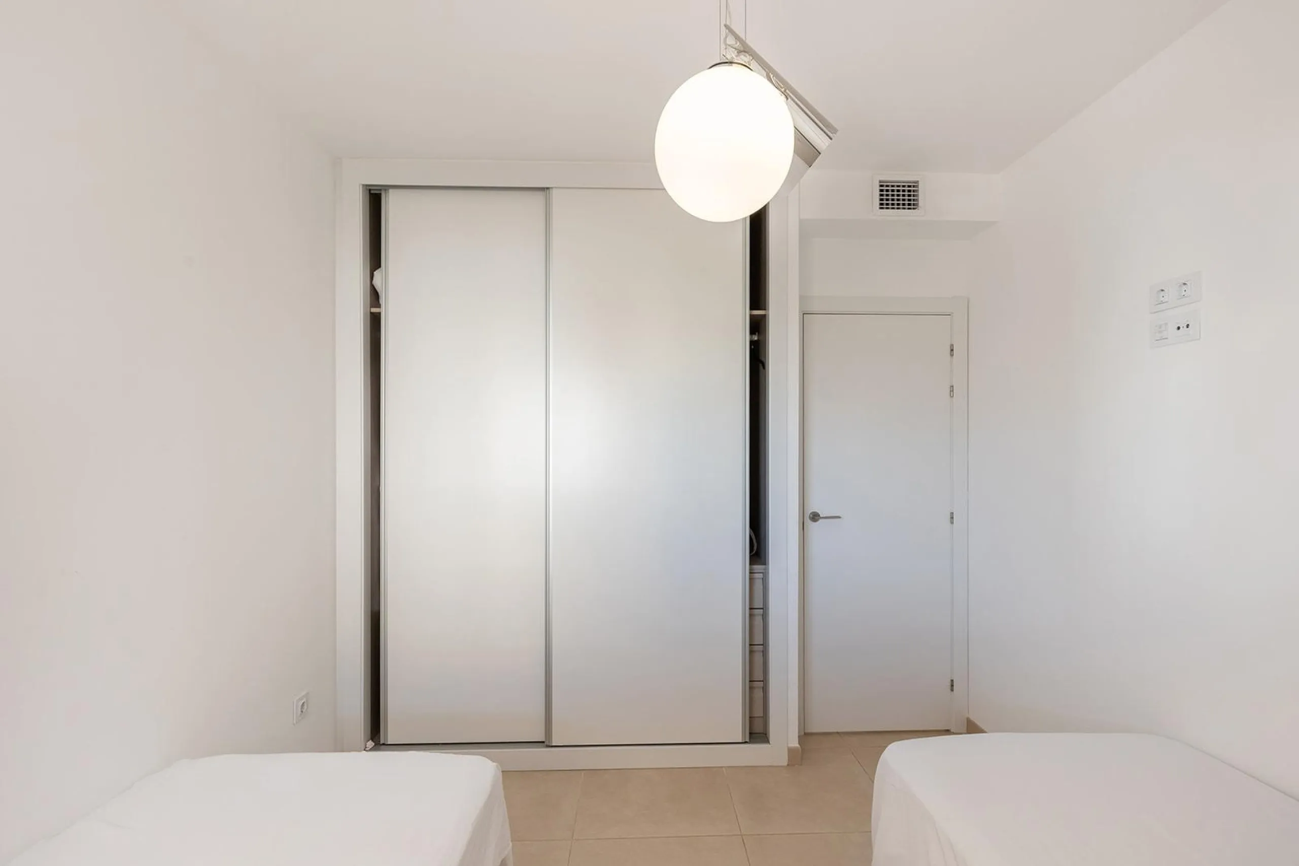 ESPECTACULAR APARTAMENTO CON LICENCIA TURISTICA. 3 DORM. 2 BAÑOS. GARAJE. PISCINA.