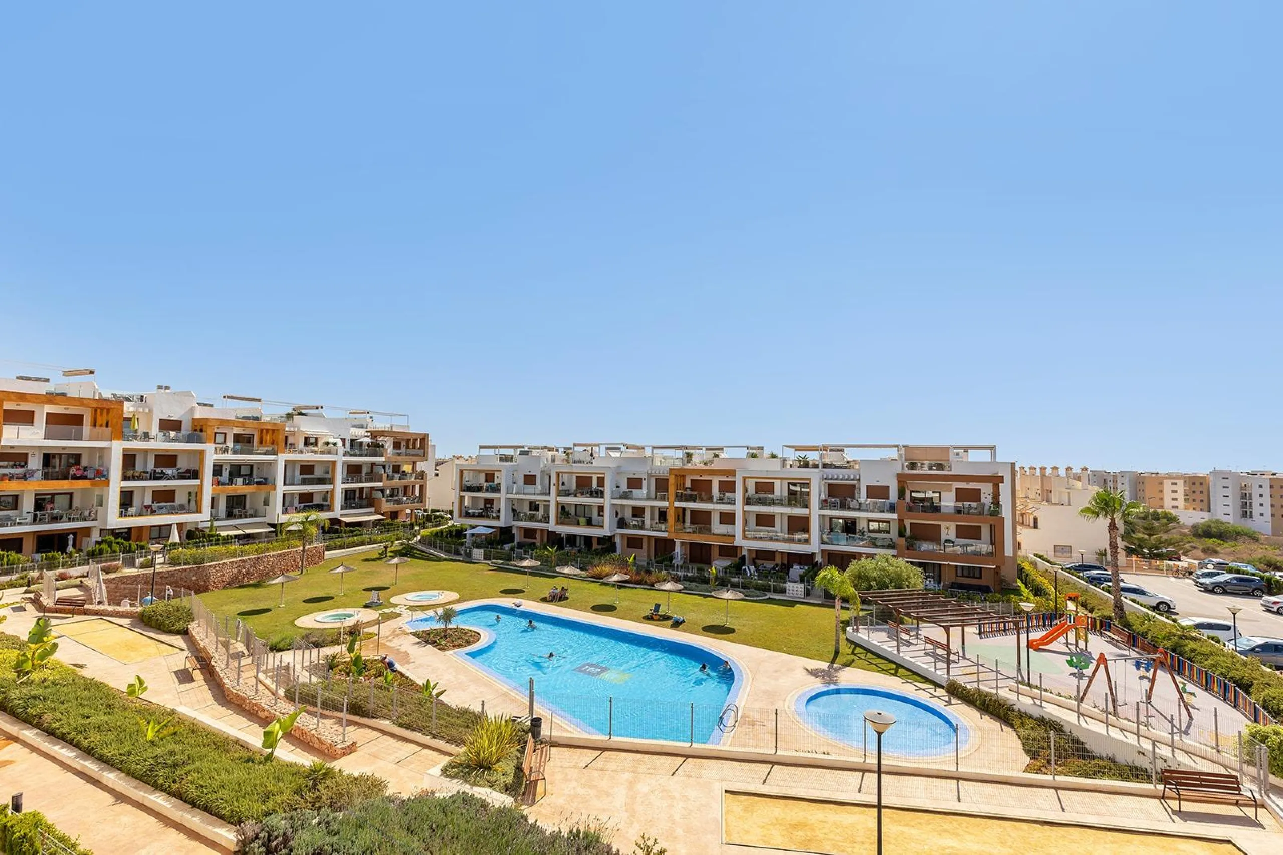 ESPECTACULAR APARTAMENTO CON LICENCIA TURISTICA. 3 DORM. 2 BAÑOS. GARAJE. PISCINA.