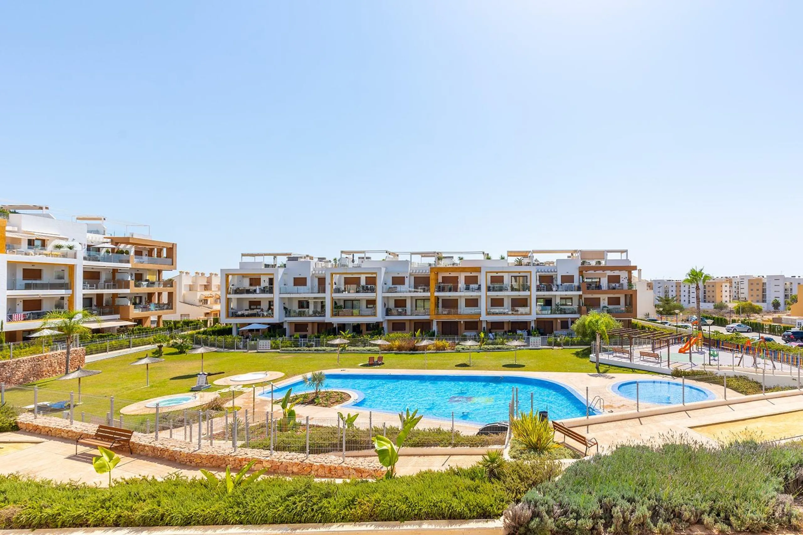 ESPECTACULAR APARTAMENTO CON LICENCIA TURISTICA. 3 DORM. 2 BAÑOS. GARAJE. PISCINA.