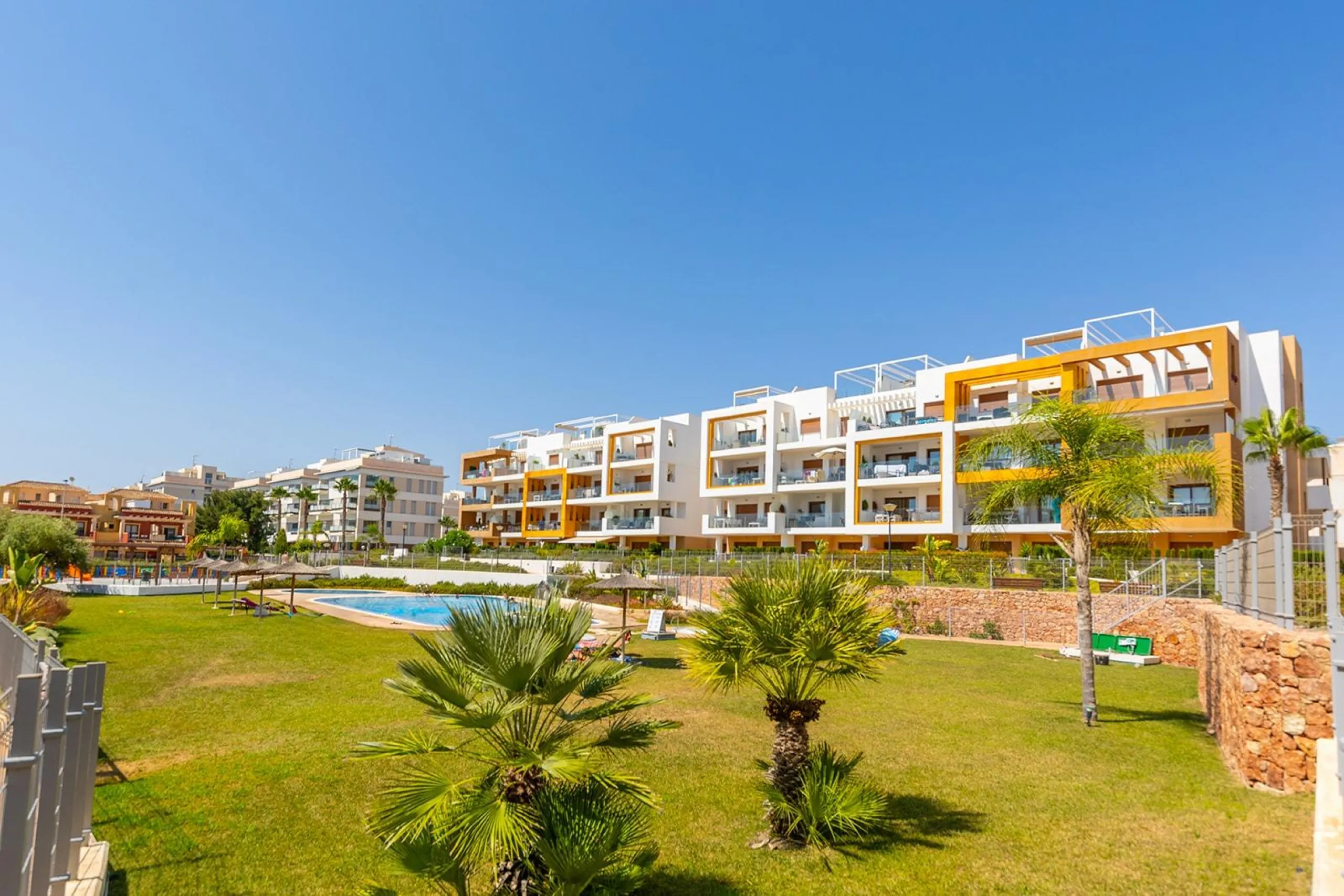 ESPECTACULAR APARTAMENTO CON LICENCIA TURISTICA. 3 DORM. 2 BAÑOS. GARAJE. PISCINA.