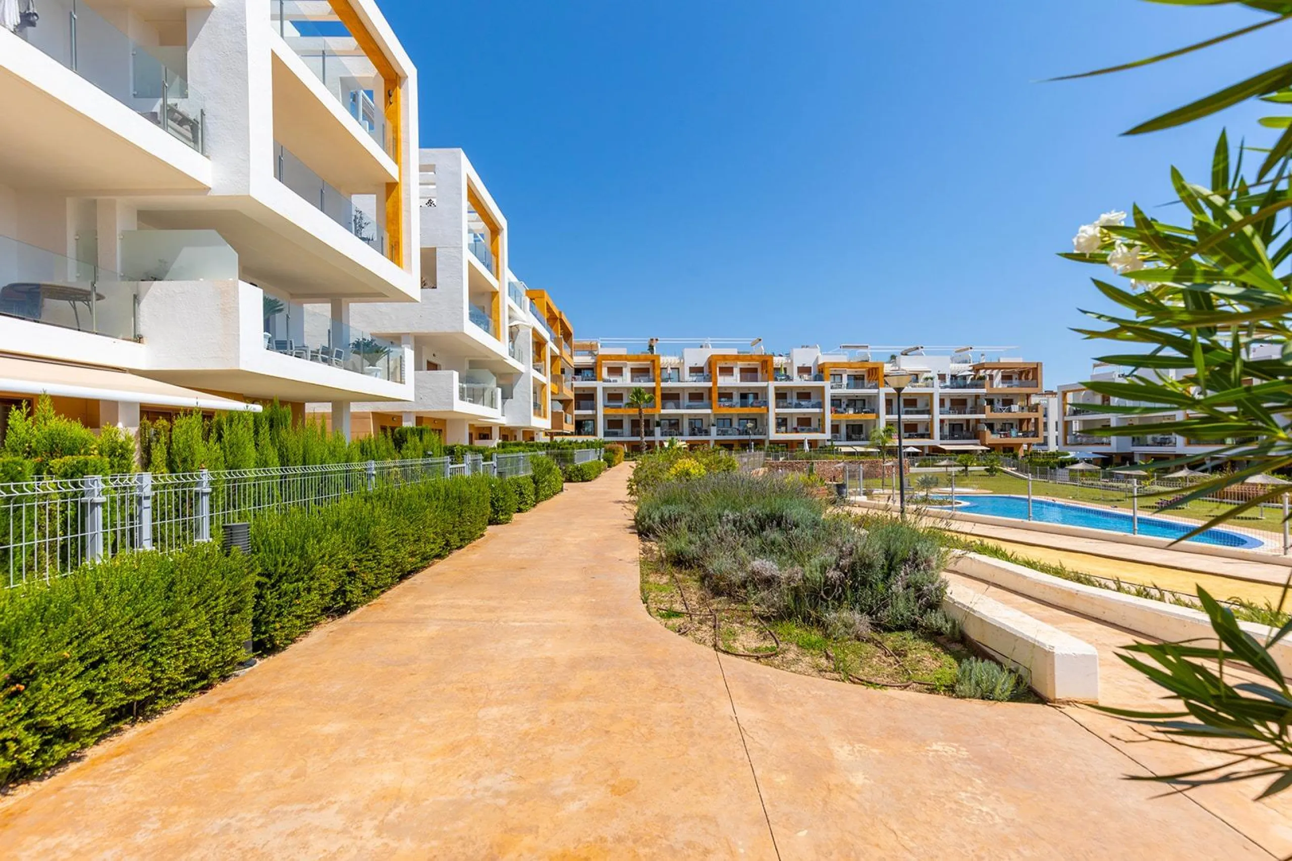 ESPECTACULAR APARTAMENTO CON LICENCIA TURISTICA. 3 DORM. 2 BAÑOS. GARAJE. PISCINA.