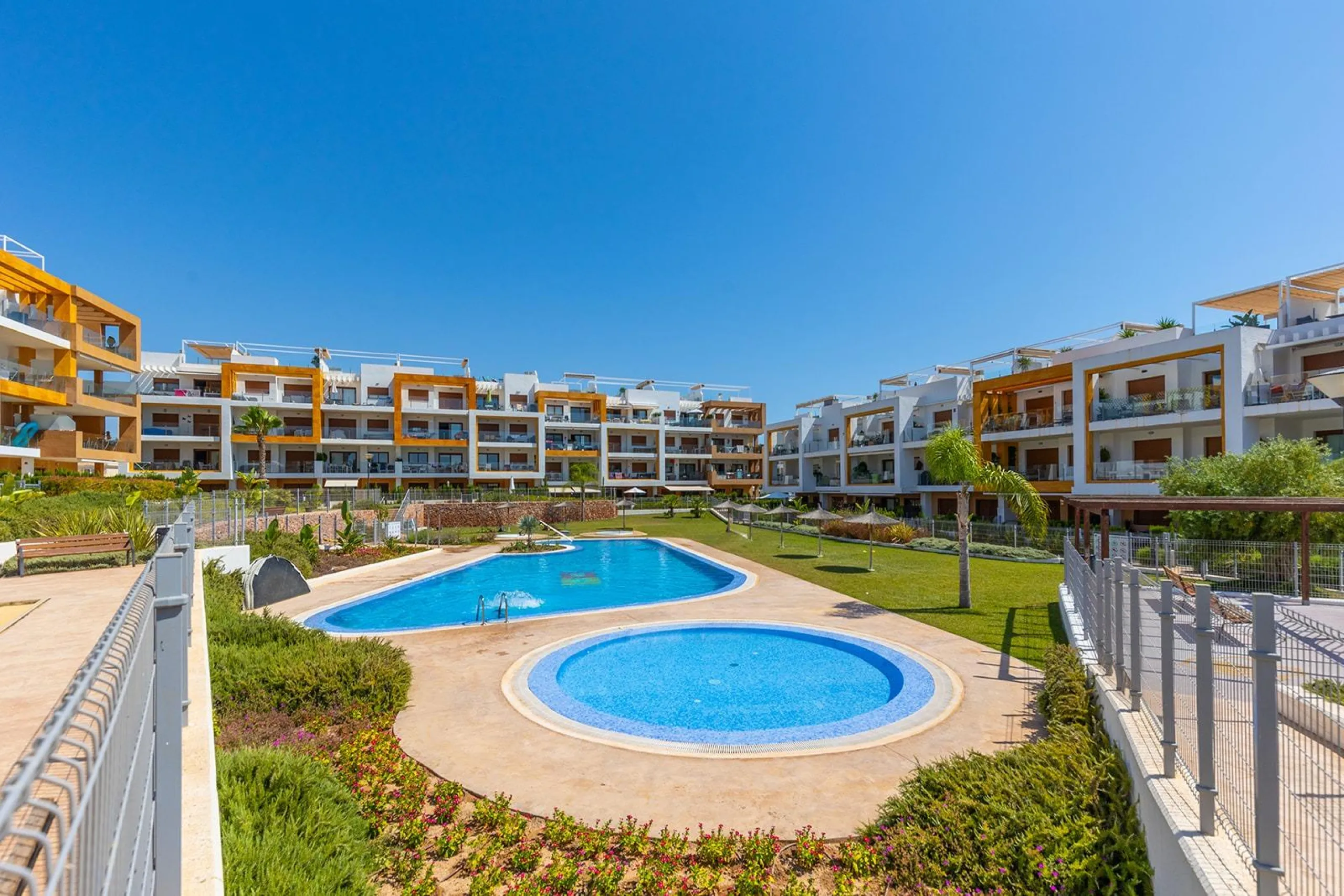 ESPECTACULAR APARTAMENTO CON LICENCIA TURISTICA. 3 DORM. 2 BAÑOS. GARAJE. PISCINA.