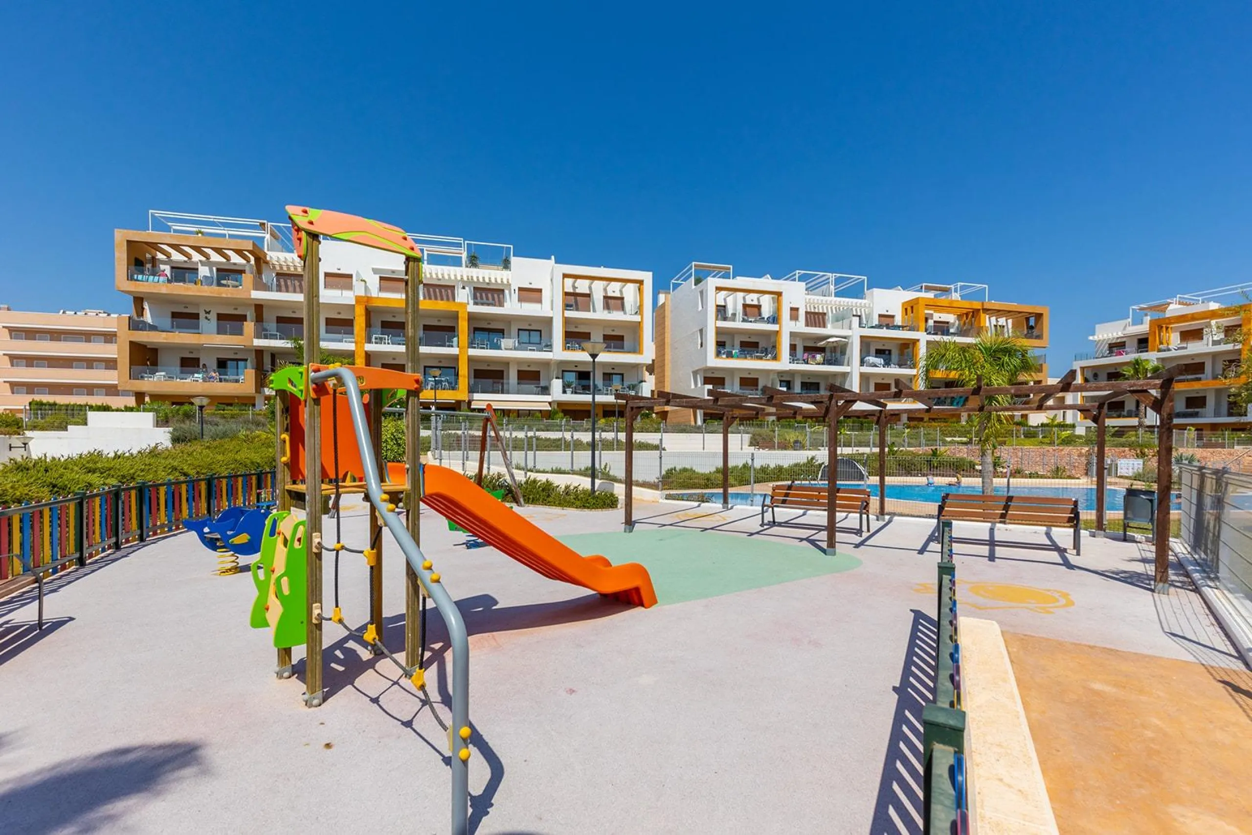 ESPECTACULAR APARTAMENTO CON LICENCIA TURISTICA. 3 DORM. 2 BAÑOS. GARAJE. PISCINA.