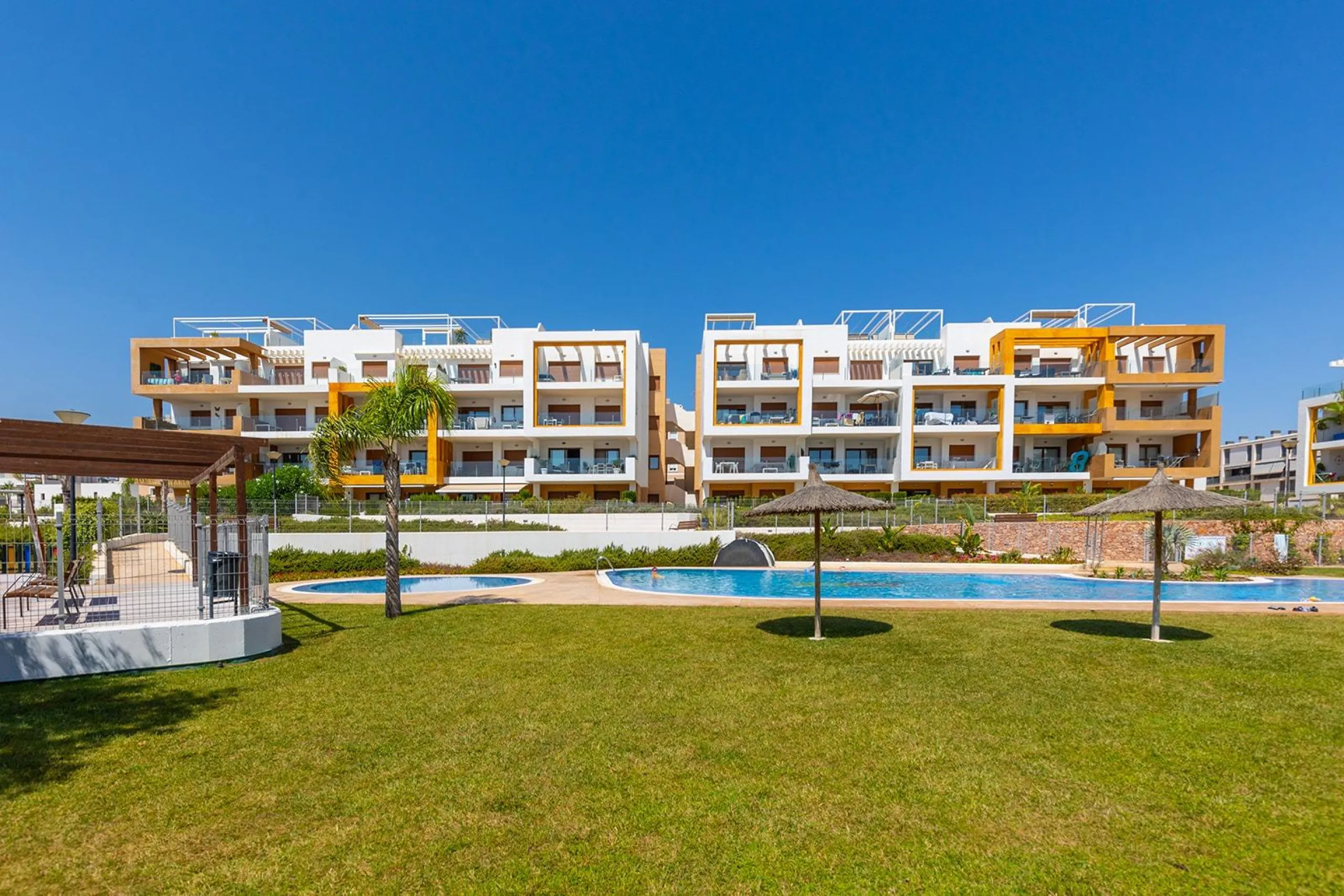 ESPECTACULAR APARTAMENTO CON LICENCIA TURISTICA. 3 DORM. 2 BAÑOS. GARAJE. PISCINA.
