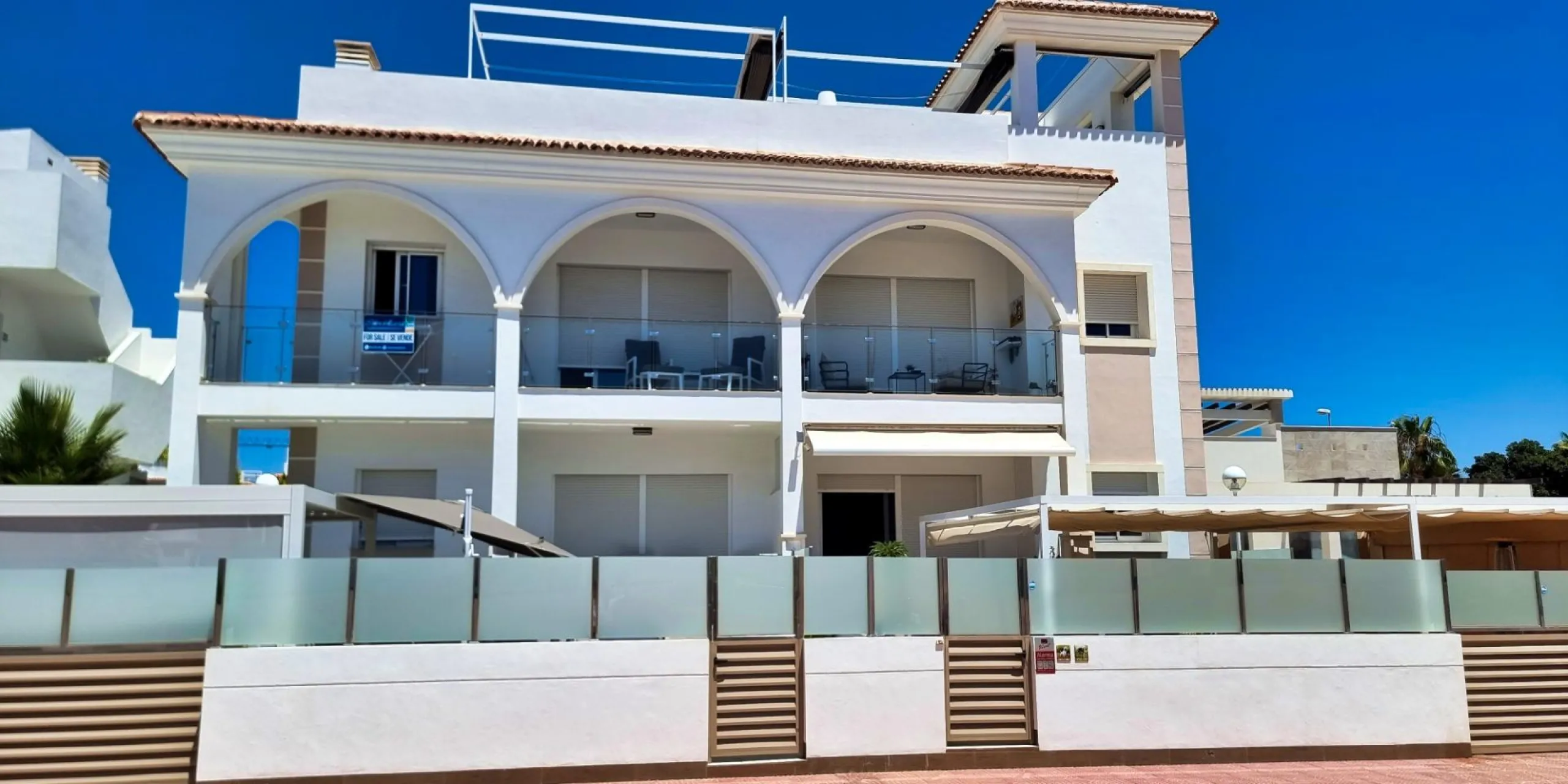 BUNGALOW PLANTA ALTA EN QUESADA. 2 DORM. 2 BAÑOS. CON SOLARIUM 73 M2.