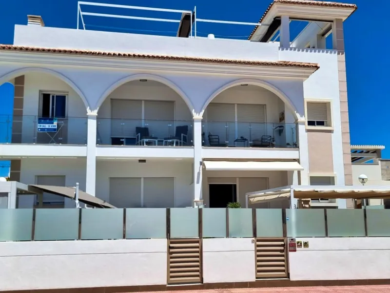 BUNGALOW PLANTA ALTA EN QUESADA. 2 DORM. 2 BAÑOS. CON SOLARIUM 73 M2.