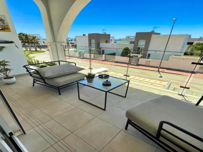 BUNGALOW PLANTA ALTA EN QUESADA. 2 DORM. 2 BAÑOS. CON SOLARIUM 73 M2.