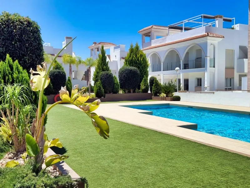 BUNGALOW PLANTA ALTA EN QUESADA. 2 DORM. 2 BAÑOS. CON SOLARIUM 73 M2.