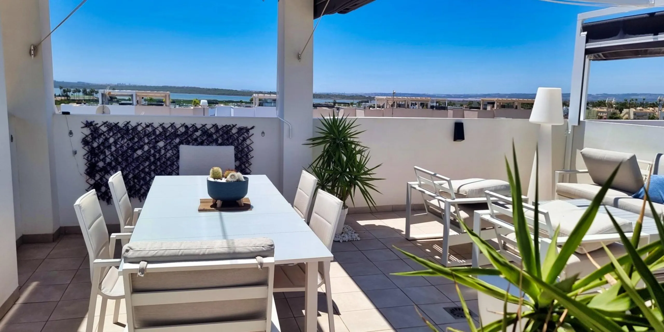 BUNGALOW PLANTA ALTA EN QUESADA. 2 DORM. 2 BAÑOS. CON SOLARIUM 73 M2.