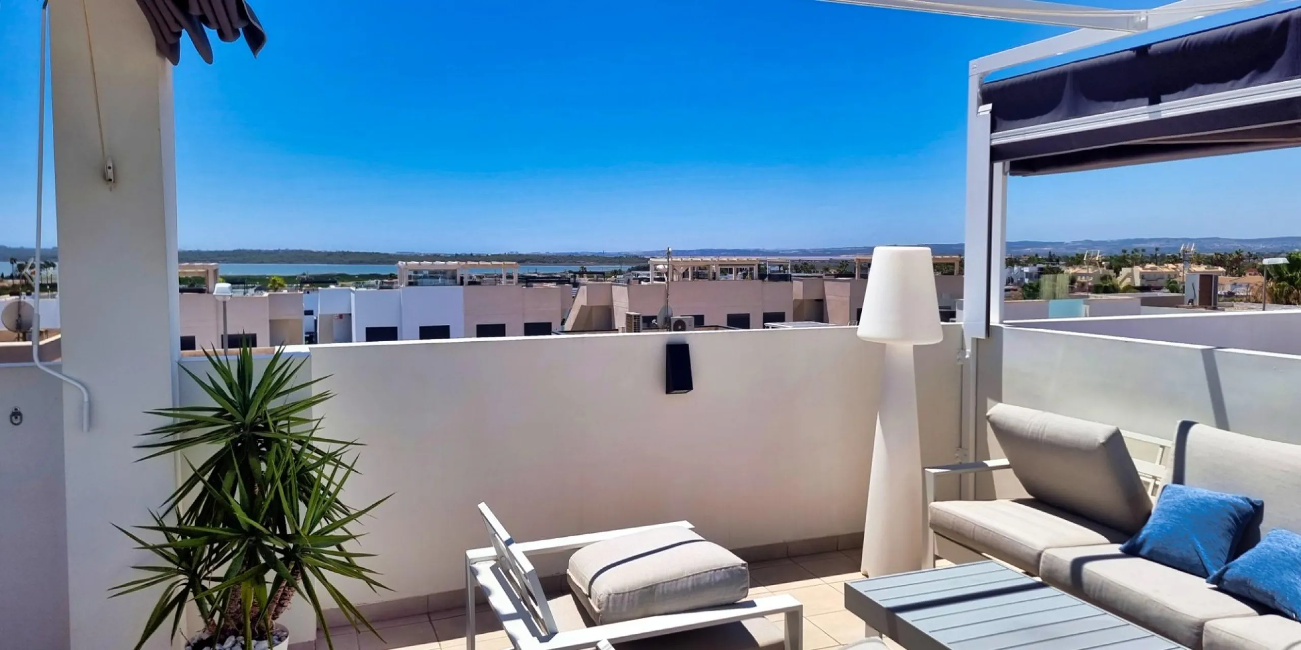 BUNGALOW PLANTA ALTA EN QUESADA. 2 DORM. 2 BAÑOS. CON SOLARIUM 73 M2.