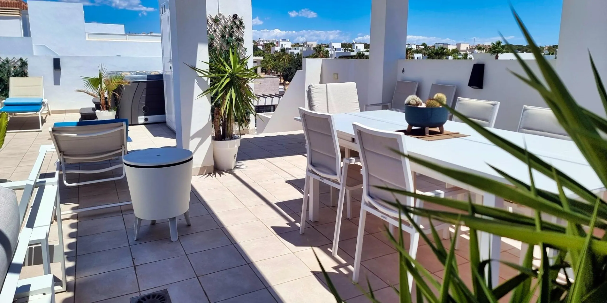 BUNGALOW PLANTA ALTA EN QUESADA. 2 DORM. 2 BAÑOS. CON SOLARIUM 73 M2.
