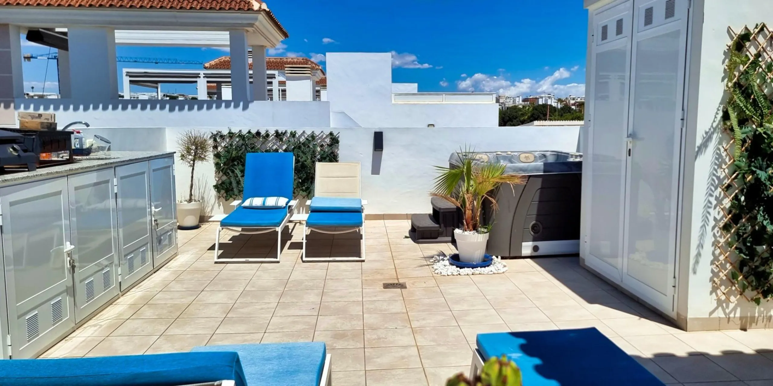 BUNGALOW PLANTA ALTA EN QUESADA. 2 DORM. 2 BAÑOS. CON SOLARIUM 73 M2.