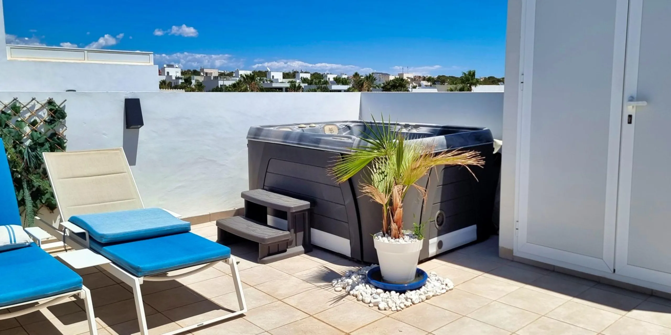 BUNGALOW PLANTA ALTA EN QUESADA. 2 DORM. 2 BAÑOS. CON SOLARIUM 73 M2.