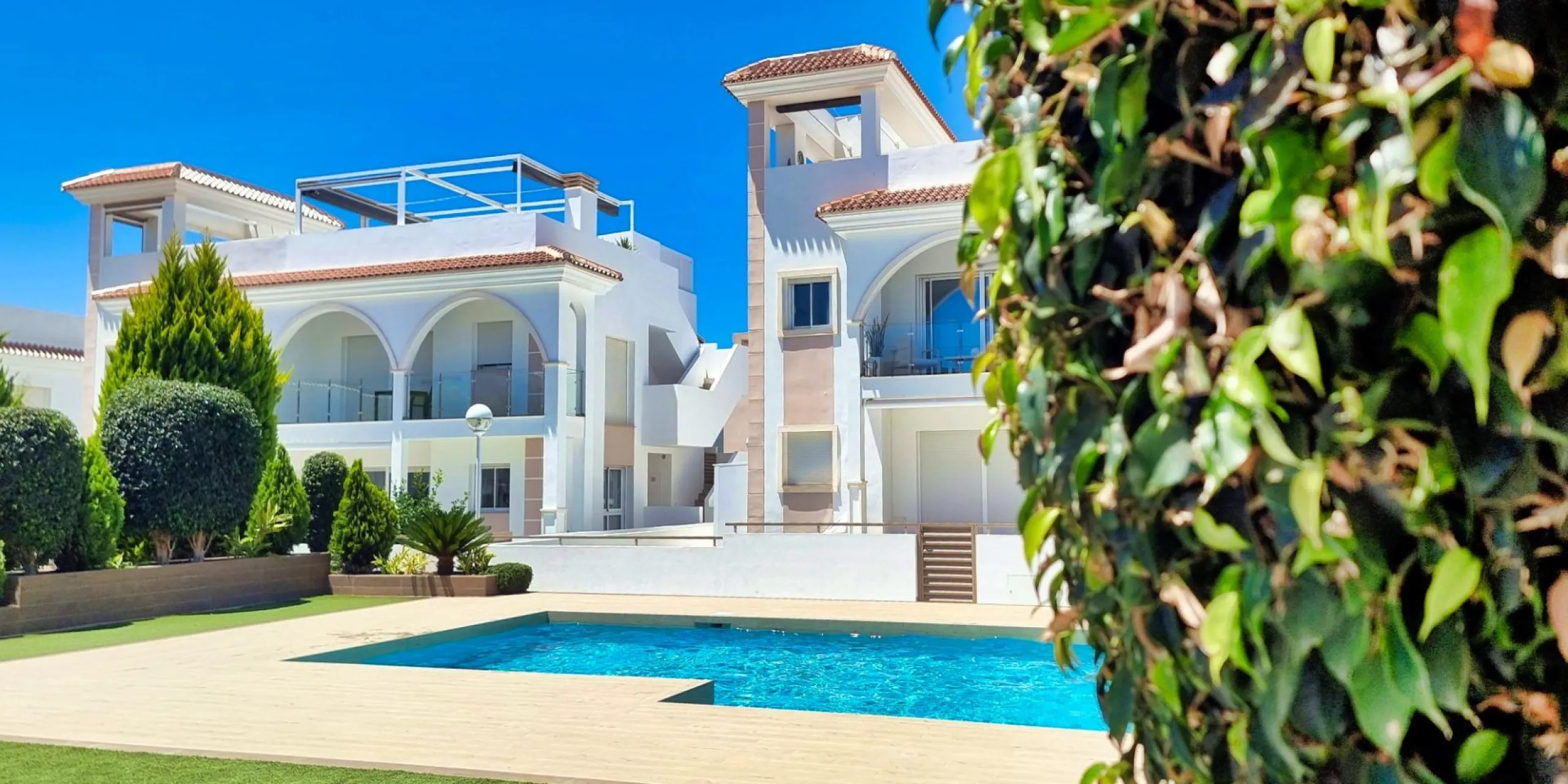BUNGALOW PLANTA ALTA EN QUESADA. 2 DORM. 2 BAÑOS. CON SOLARIUM 73 M2.