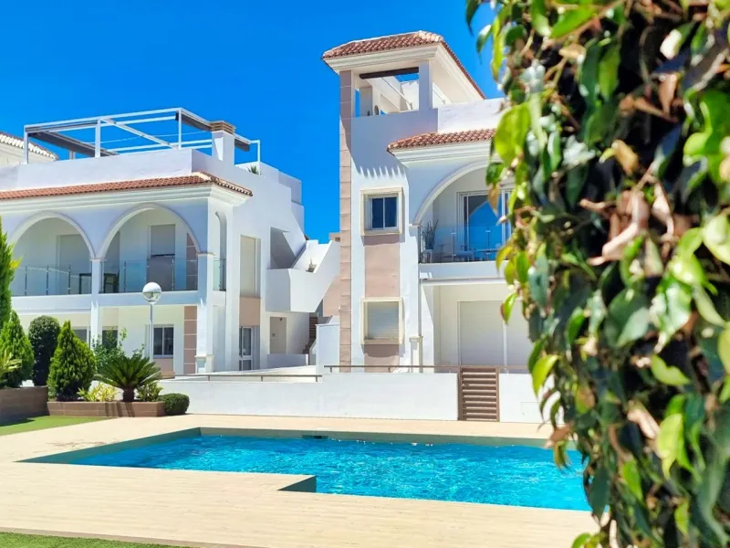 BUNGALOW PLANTA ALTA EN QUESADA. 2 DORM. 2 BAÑOS. CON SOLARIUM 73 M2.