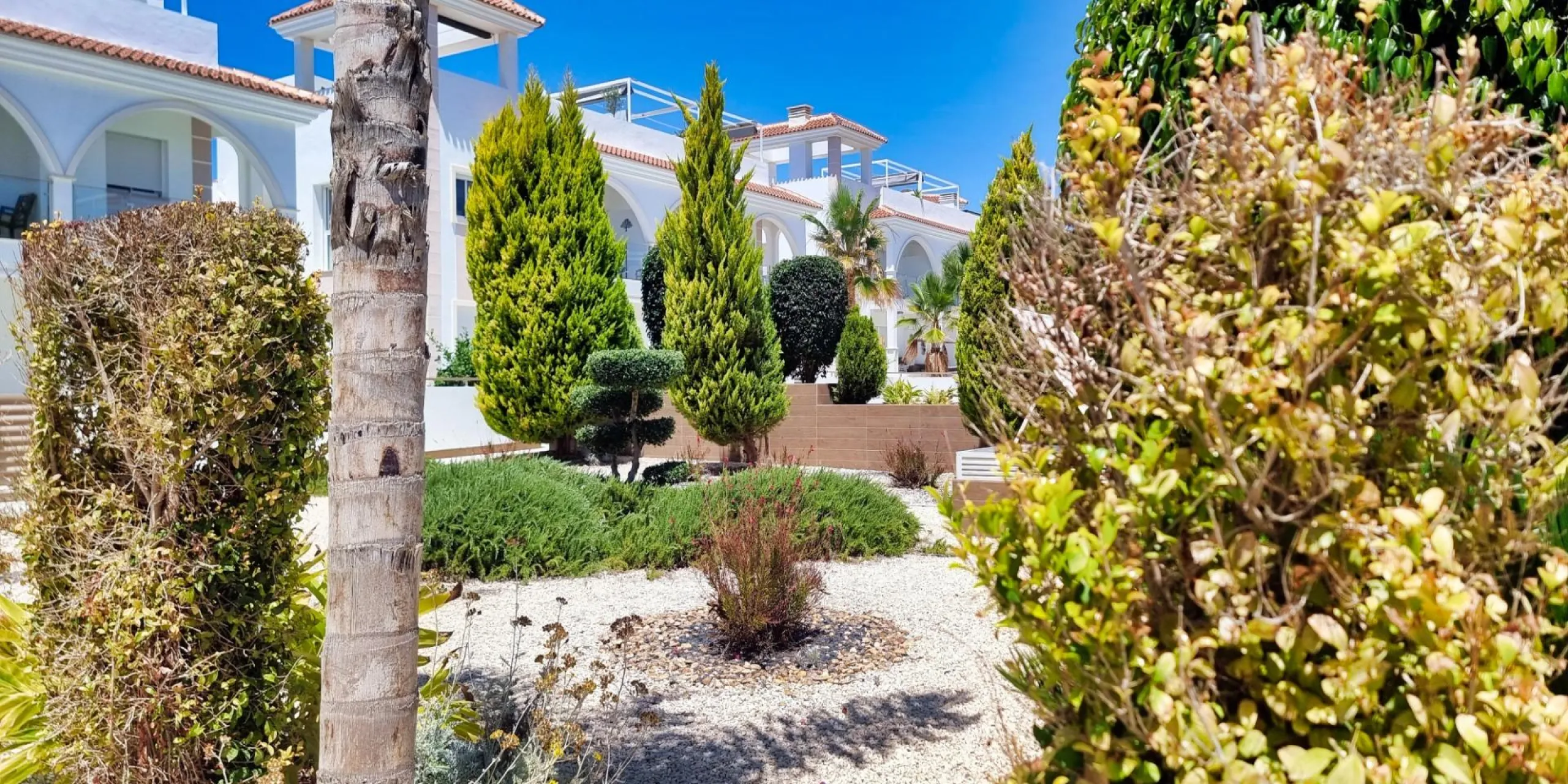 BUNGALOW PLANTA ALTA EN QUESADA. 2 DORM. 2 BAÑOS. CON SOLARIUM 73 M2.
