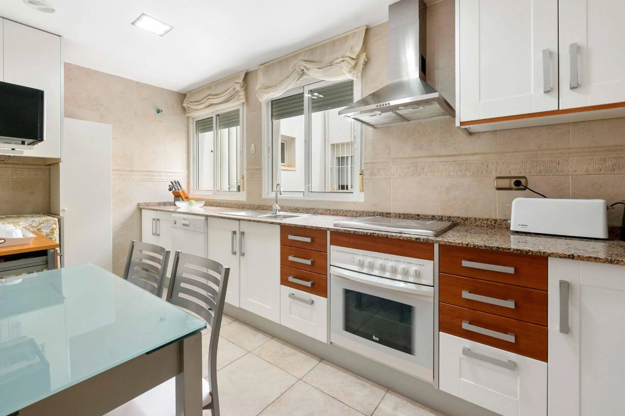 ATICO EN EL CENTRO DE TORREVIEJA. 110M2. GARAJE+TRASTERO. 3 DORM. 3 BAÑOS.