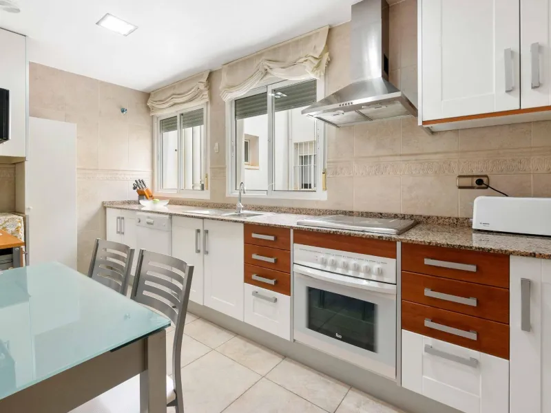 ATICO EN EL CENTRO DE TORREVIEJA. 110M2. GARAJE+TRASTERO. 3 DORM. 3 BAÑOS.