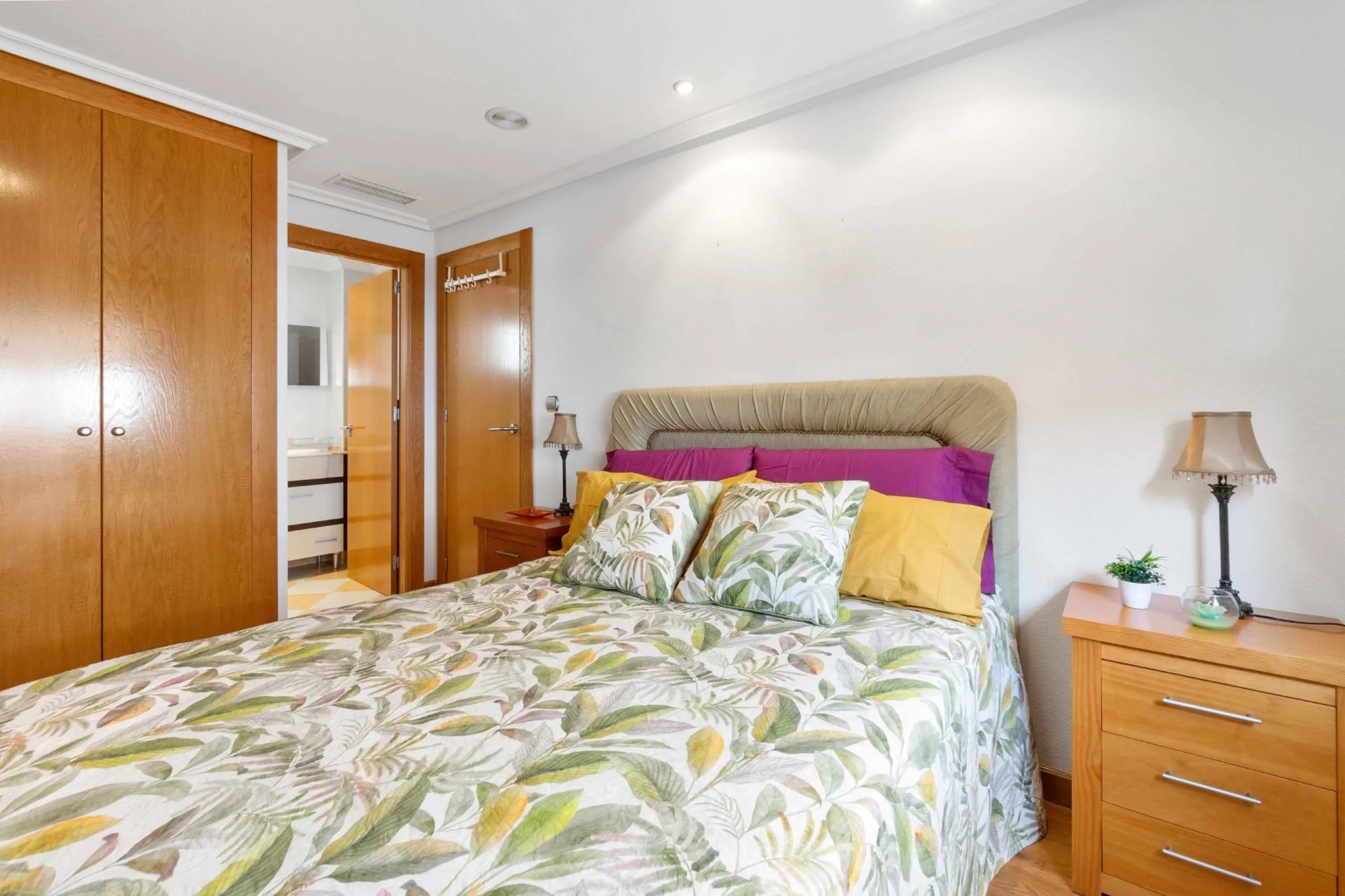 ATICO EN EL CENTRO DE TORREVIEJA. 110M2. GARAJE+TRASTERO. 3 DORM. 3 BAÑOS.