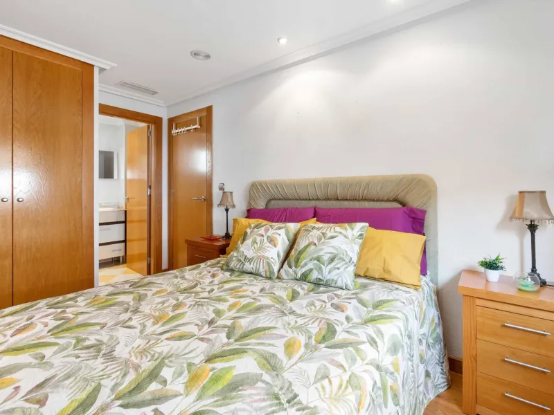 ATICO EN EL CENTRO DE TORREVIEJA. 110M2. GARAJE+TRASTERO. 3 DORM. 3 BAÑOS.