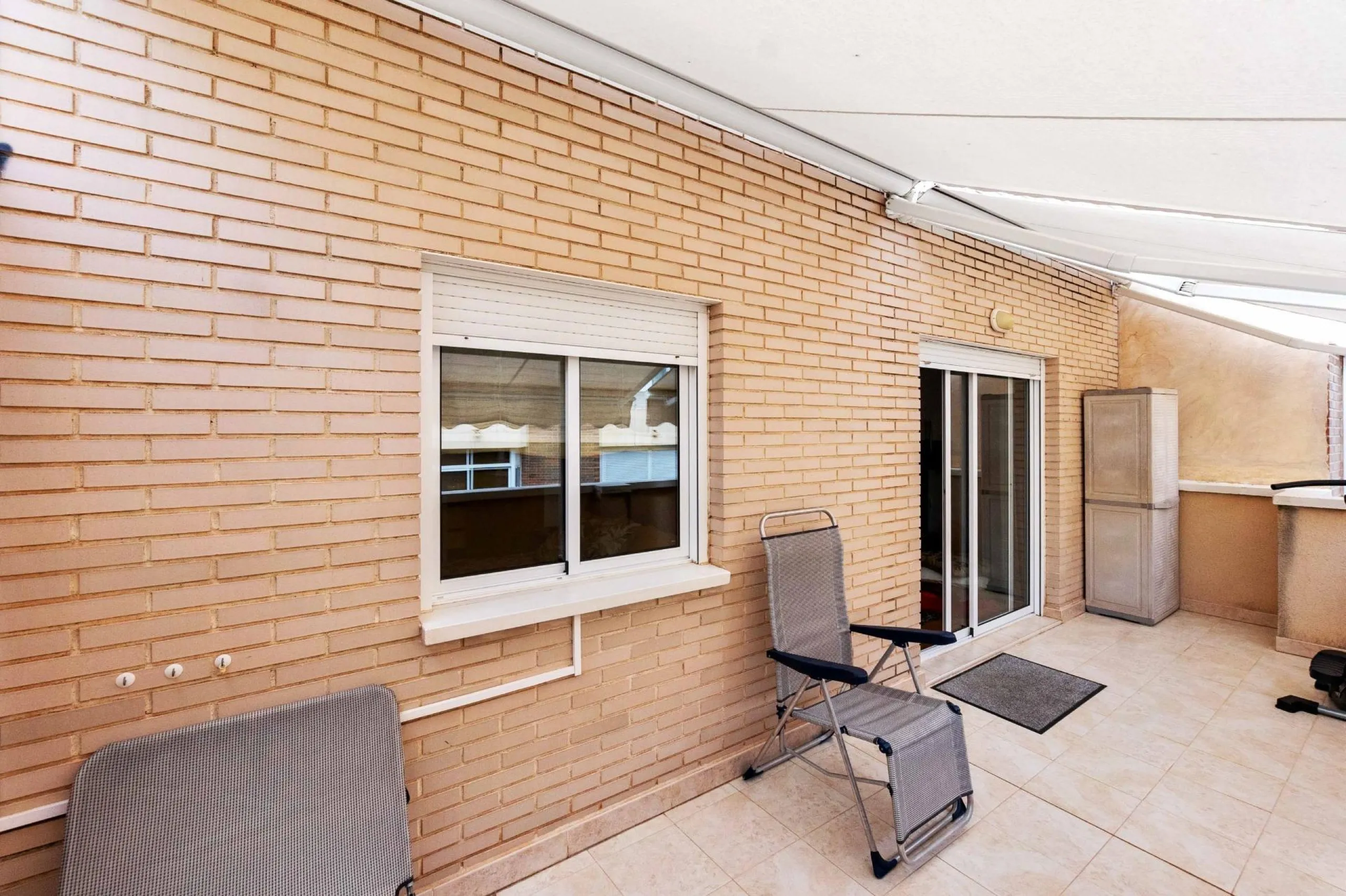 ATICO EN EL CENTRO DE TORREVIEJA. 110M2. GARAJE+TRASTERO. 3 DORM. 3 BAÑOS.