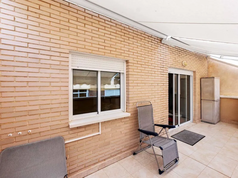 ATICO EN EL CENTRO DE TORREVIEJA. 110M2. GARAJE+TRASTERO. 3 DORM. 3 BAÑOS.