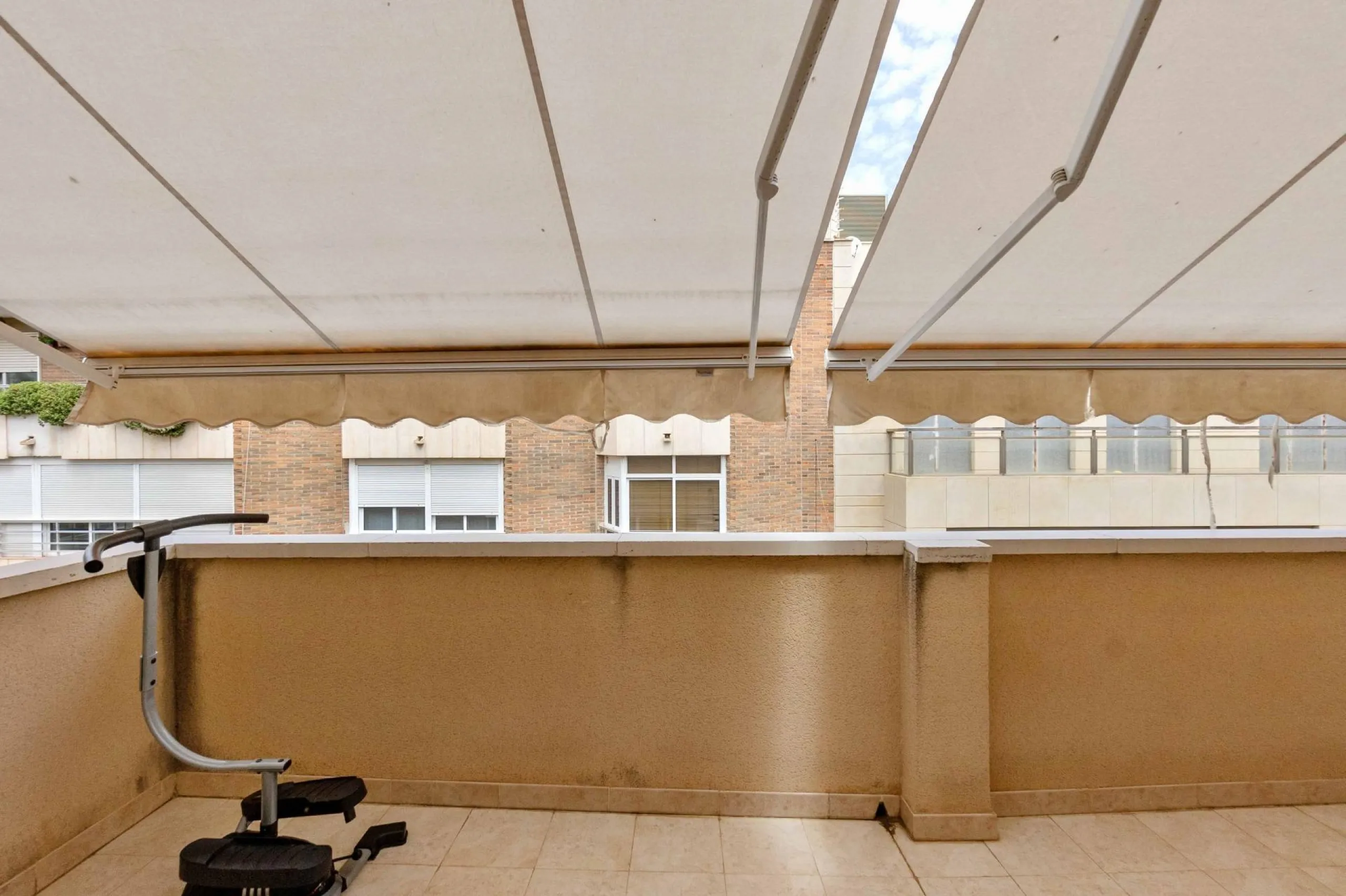 ATICO EN EL CENTRO DE TORREVIEJA. 110M2. GARAJE+TRASTERO. 3 DORM. 3 BAÑOS.