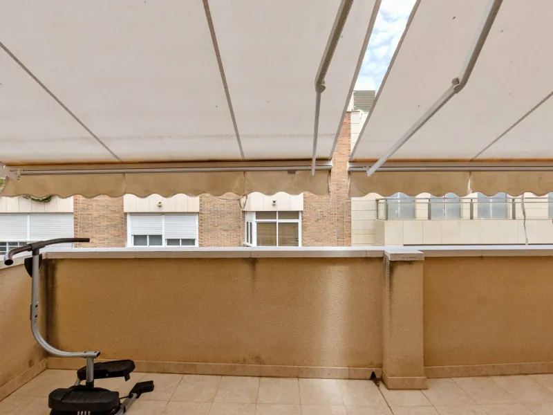 ATICO EN EL CENTRO DE TORREVIEJA. 110M2. GARAJE+TRASTERO. 3 DORM. 3 BAÑOS.