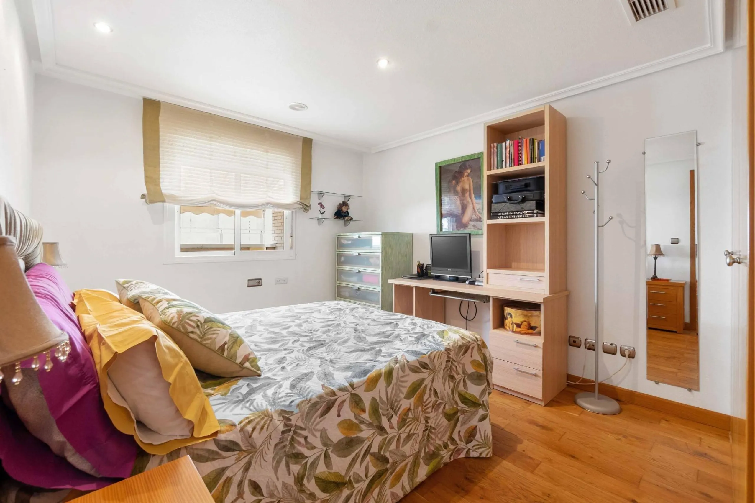 ATICO EN EL CENTRO DE TORREVIEJA. 110M2. GARAJE+TRASTERO. 3 DORM. 3 BAÑOS.