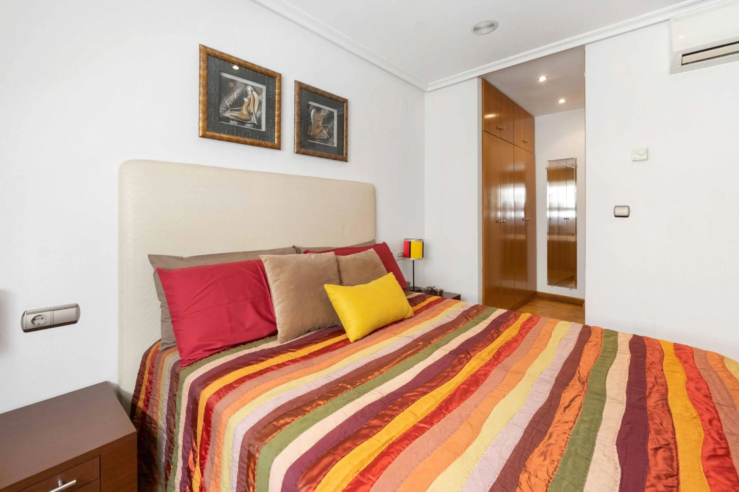 ATICO EN EL CENTRO DE TORREVIEJA. 110M2. GARAJE+TRASTERO. 3 DORM. 3 BAÑOS.