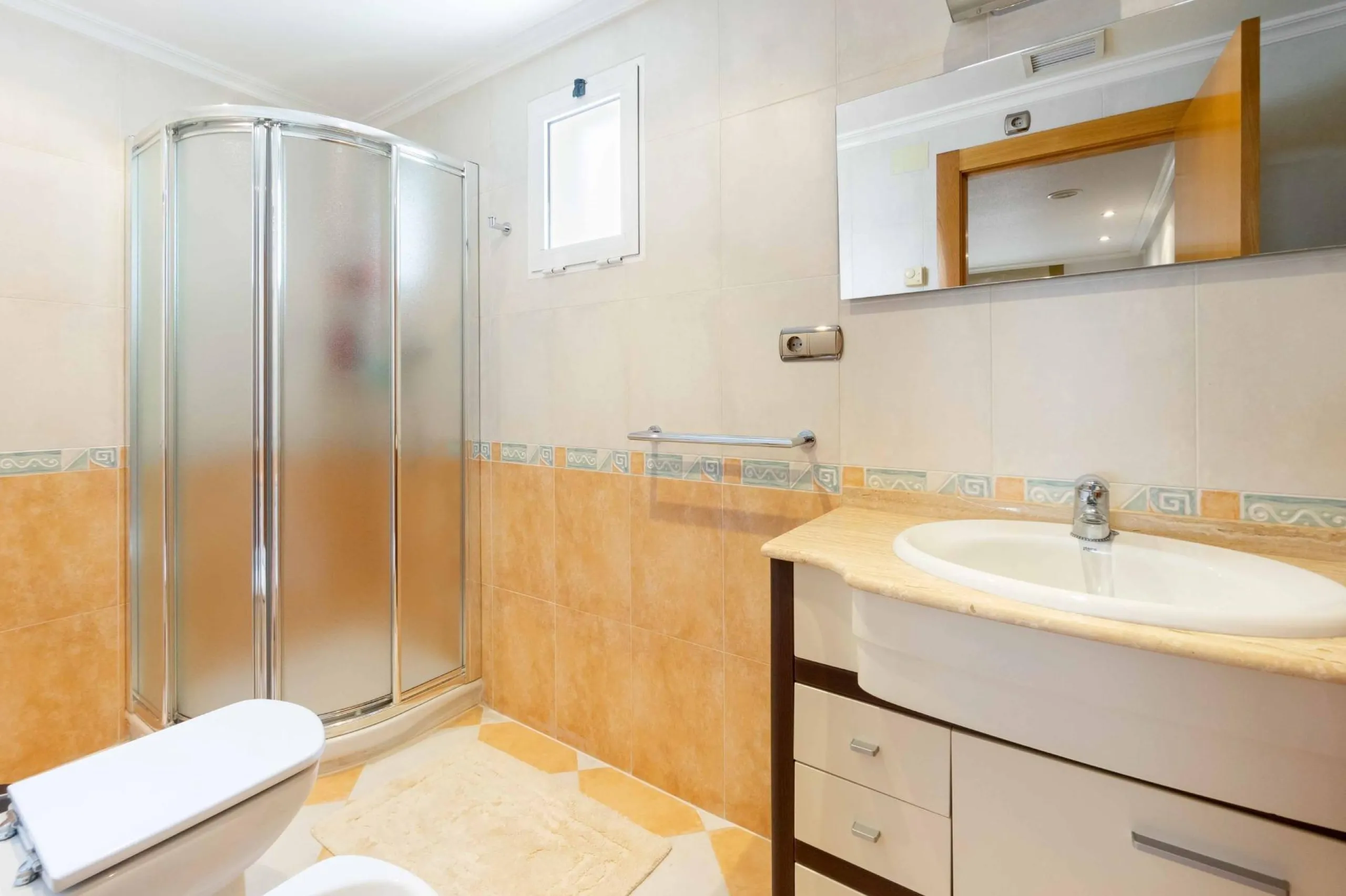 ATICO EN EL CENTRO DE TORREVIEJA. 110M2. GARAJE+TRASTERO. 3 DORM. 3 BAÑOS.