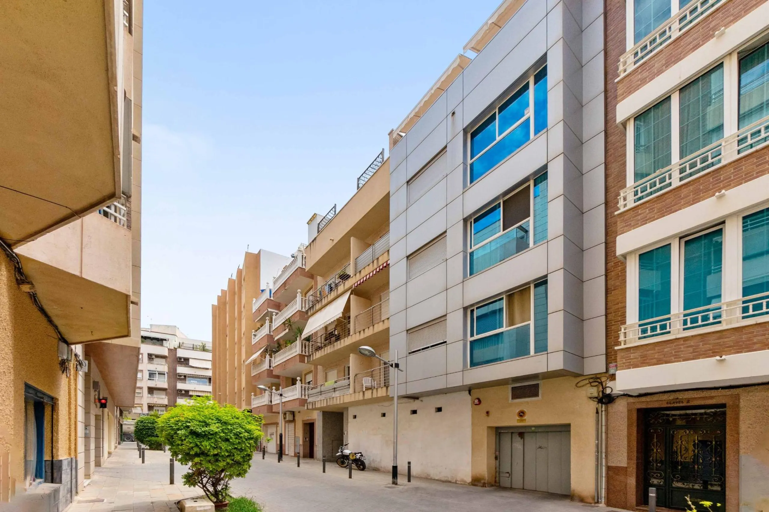 ATICO EN EL CENTRO DE TORREVIEJA. 110M2. GARAJE+TRASTERO. 3 DORM. 3 BAÑOS.